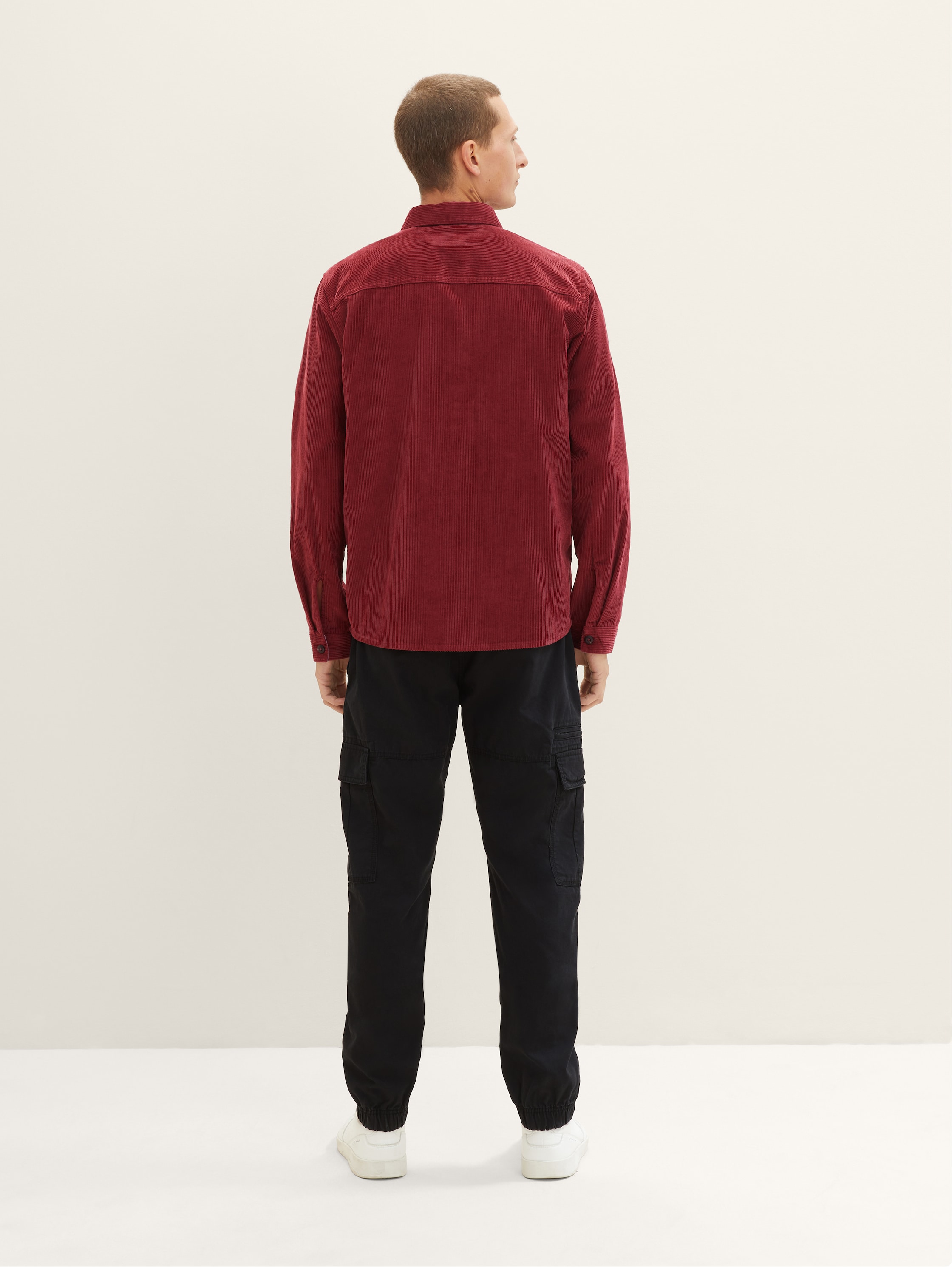 shirt jacket made of corduroy - burned bordeaux red - Neckline model-back view