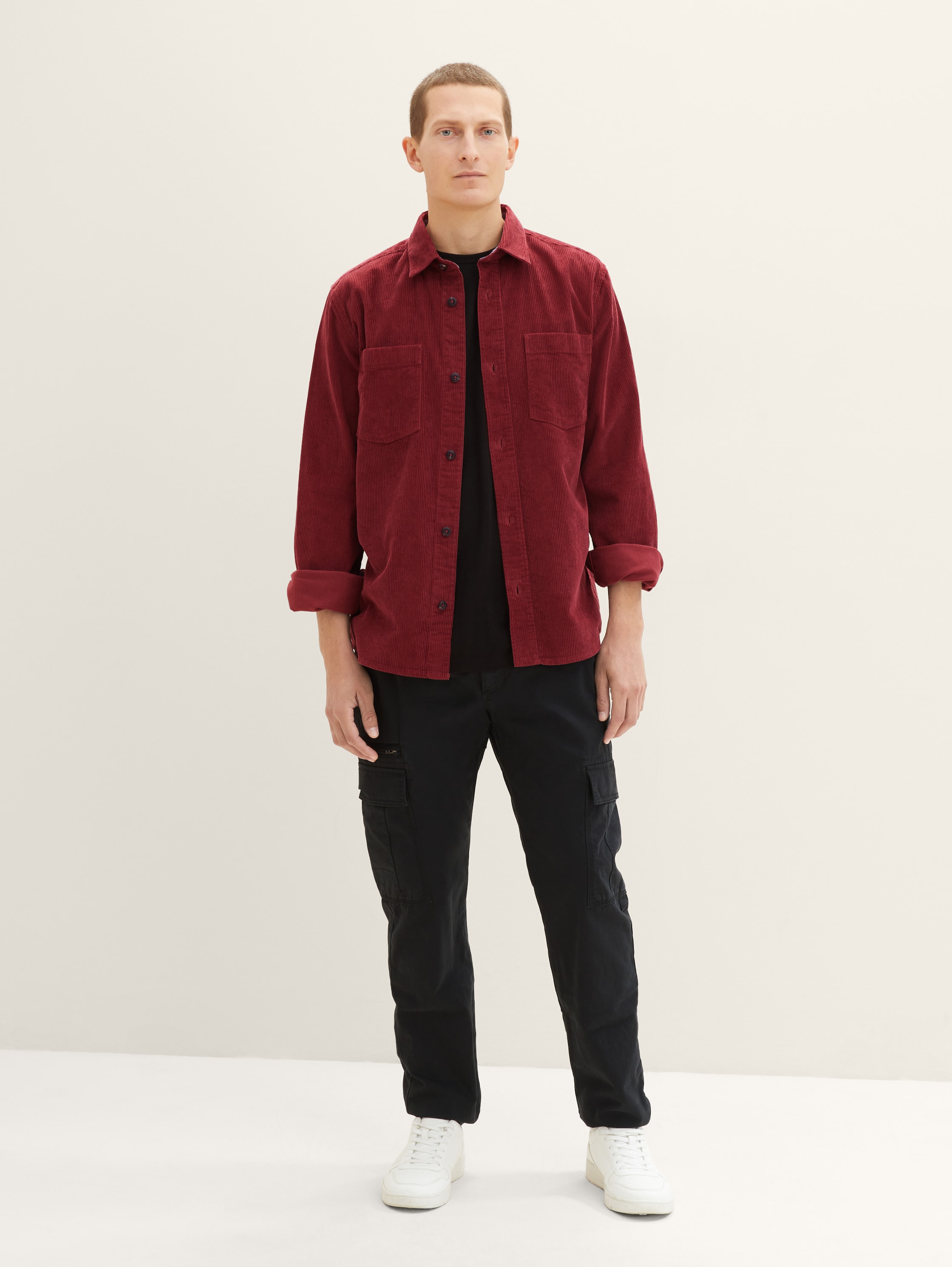 shirt jacket made of corduroy - burned bordeaux red - Model front view