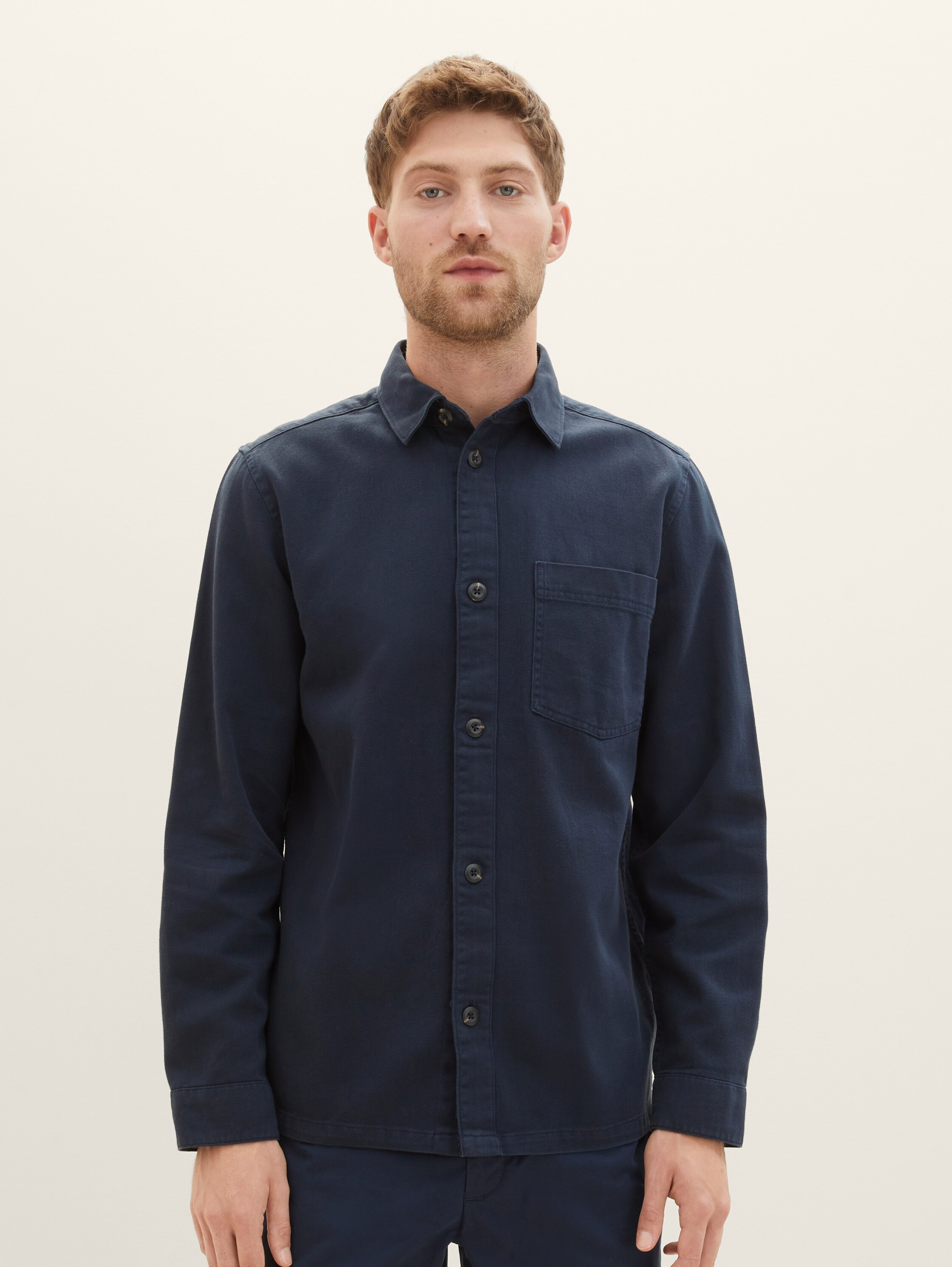 Basic-overshirt - sky captain blue - Nek model vooraanzicht