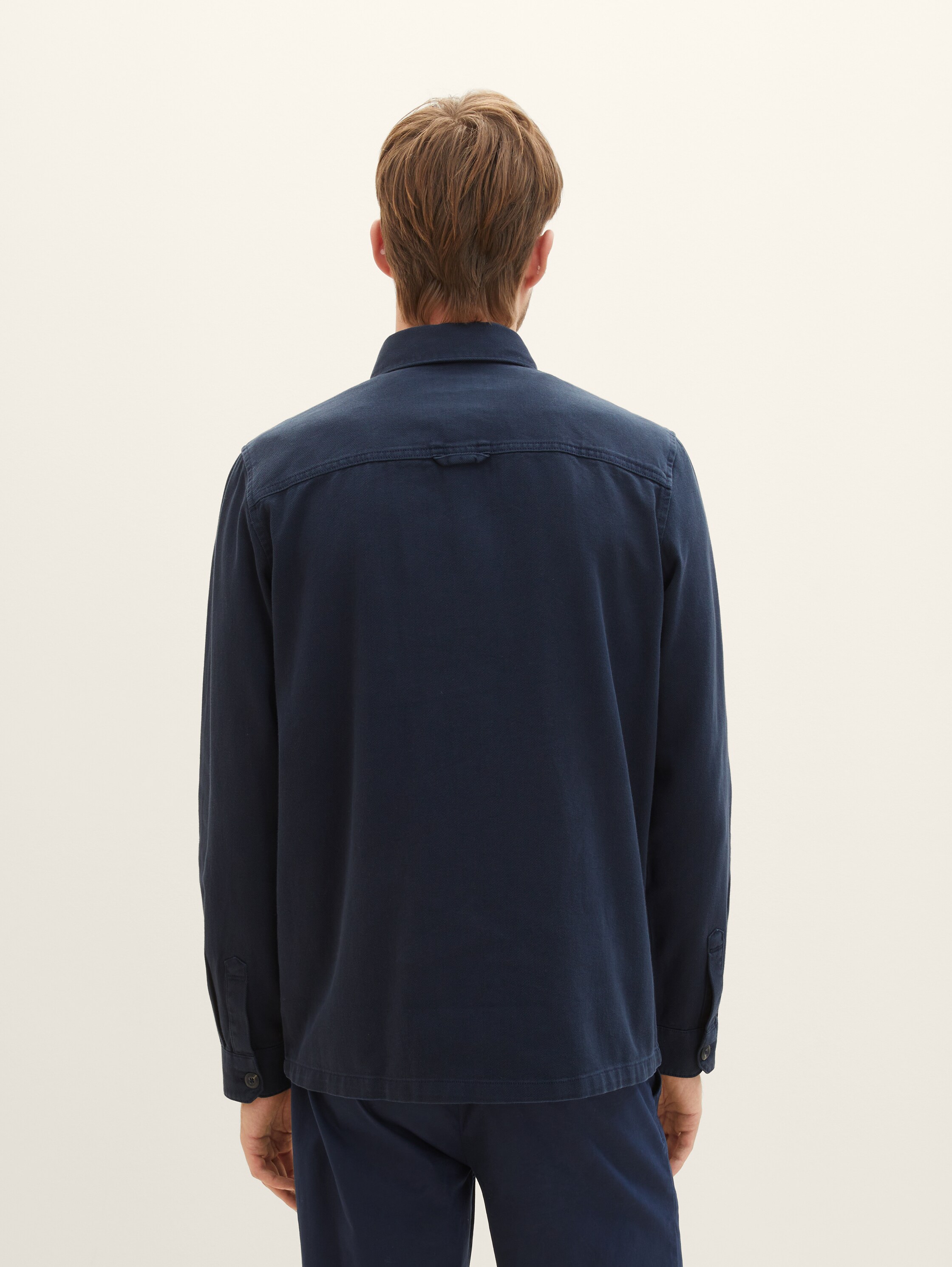 Basic-overshirt - sky captain blue - Neklijn model-achteraanzicht