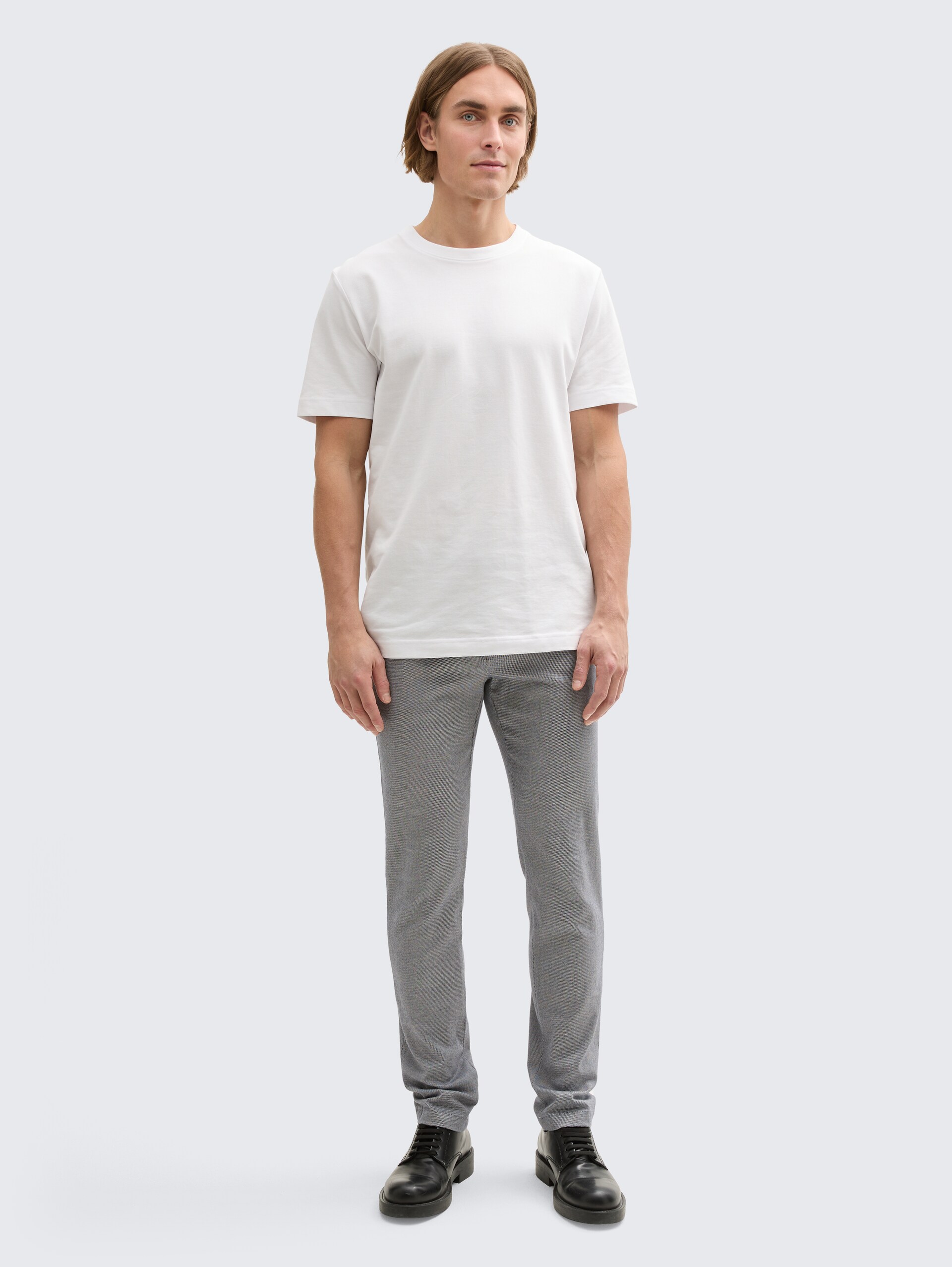 TTTRAVIS SLIM Chino Hose mit Gürtel - white navy zig zag structure - Model-Vorderansicht