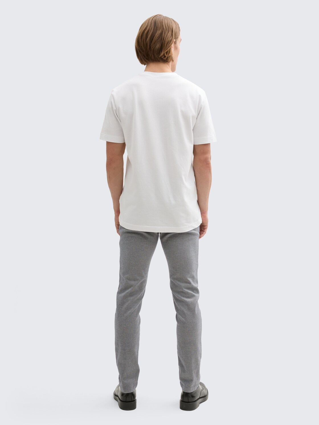 TTTRAVIS SLIM Chino Hose mit Gürtel - white navy zig zag structure - Auschnitt Model-Rückansicht