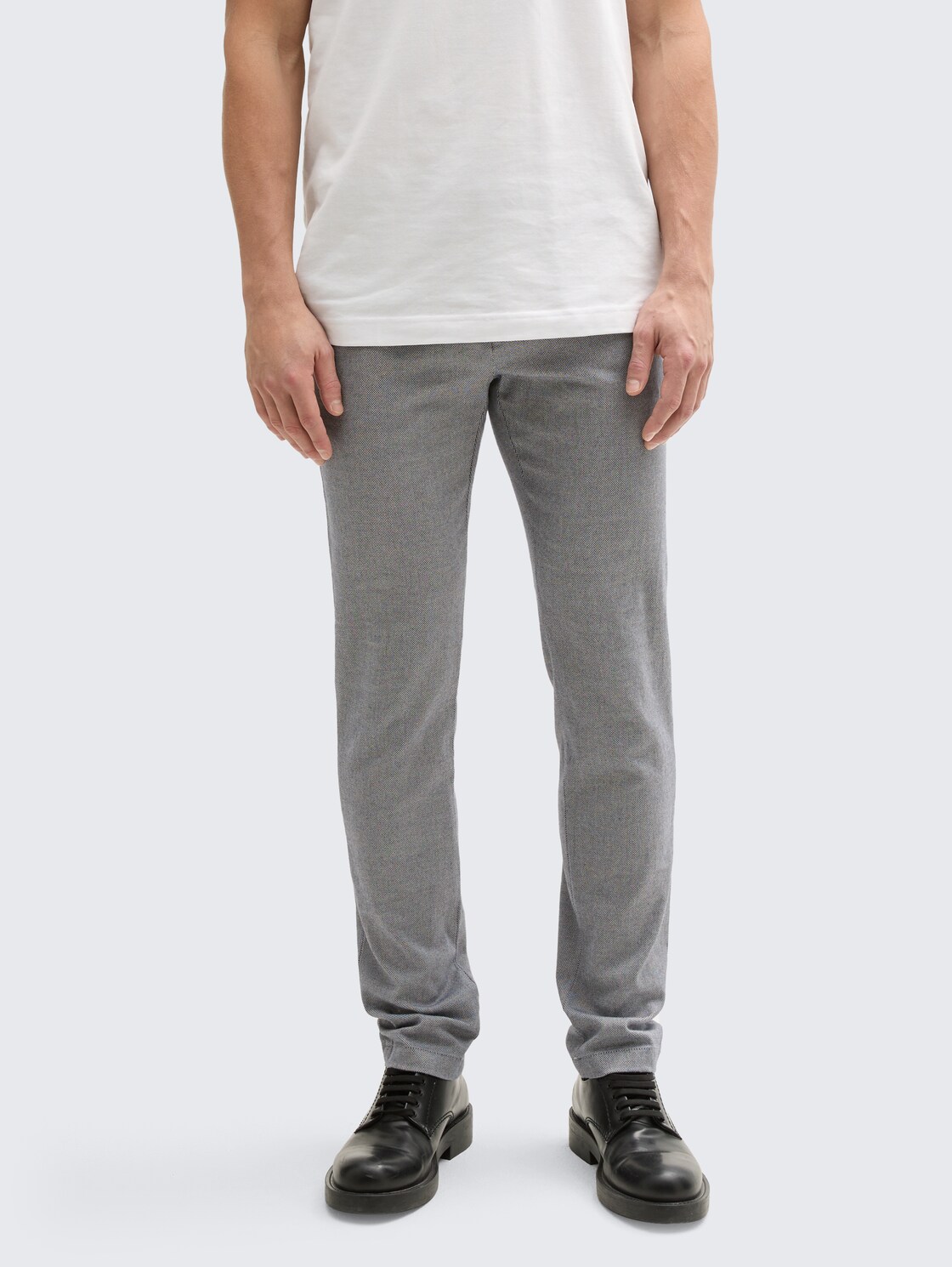 TTTRAVIS SLIM Chino Hose mit Gürtel - white navy zig zag structure - Ausschnitt Model-Vorderansicht