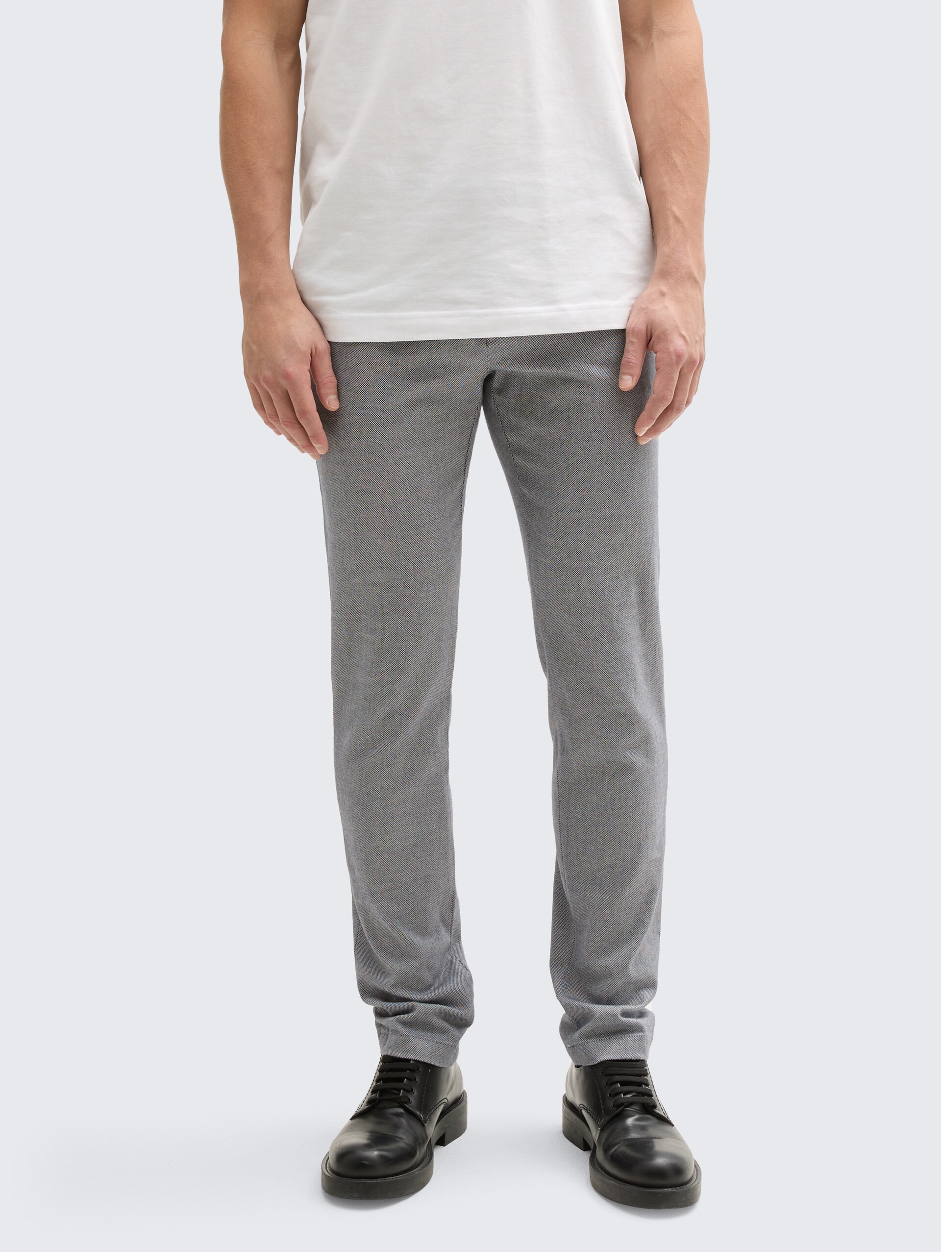 TTTRAVIS SLIM Chino Hose mit Gürtel - white navy zig zag structure - Ausschnitt Model-Vorderansicht