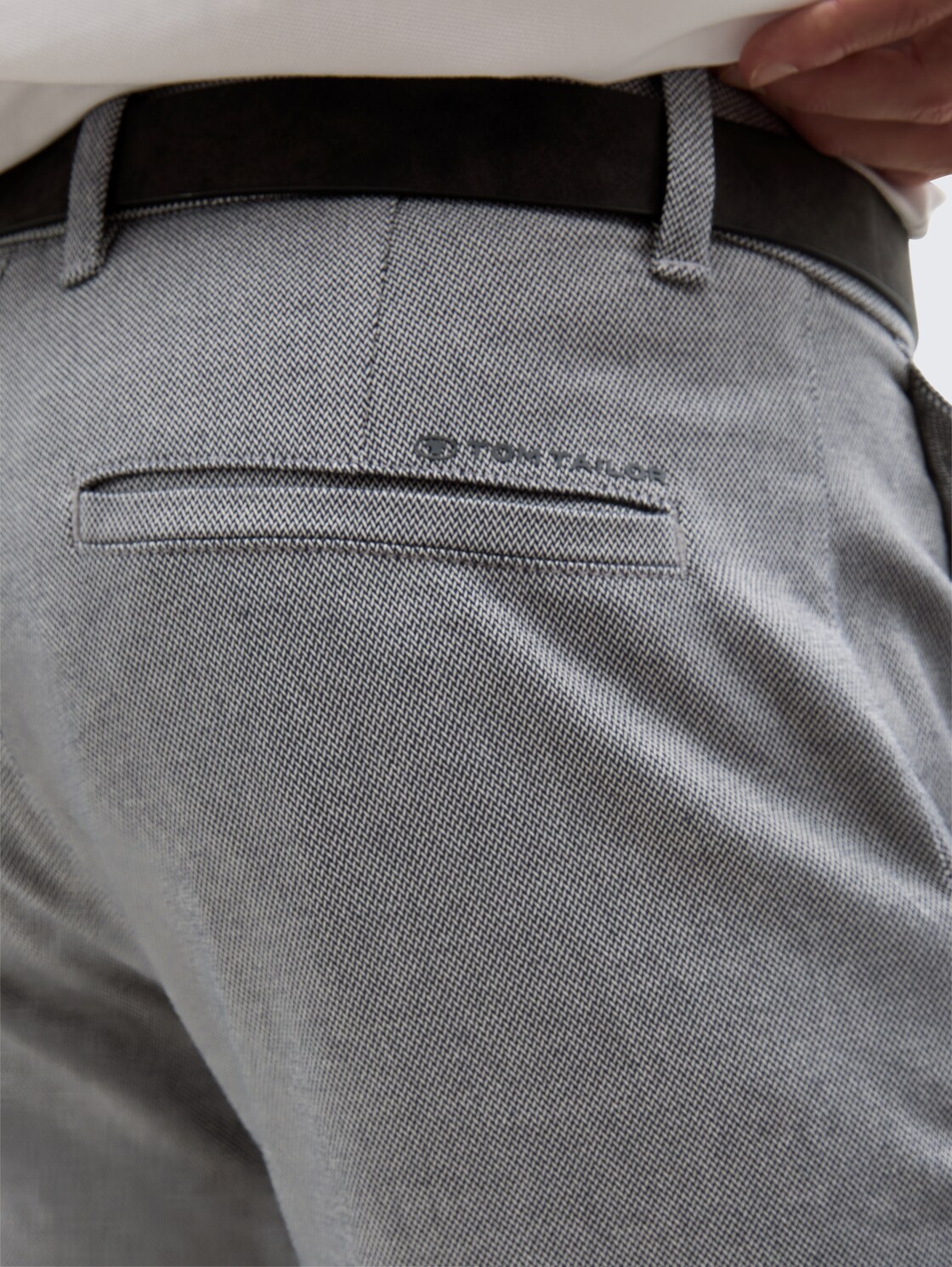 TTTRAVIS SLIM Chino Hose mit Gürtel - white navy zig zag structure - Detail-Model-Ansicht