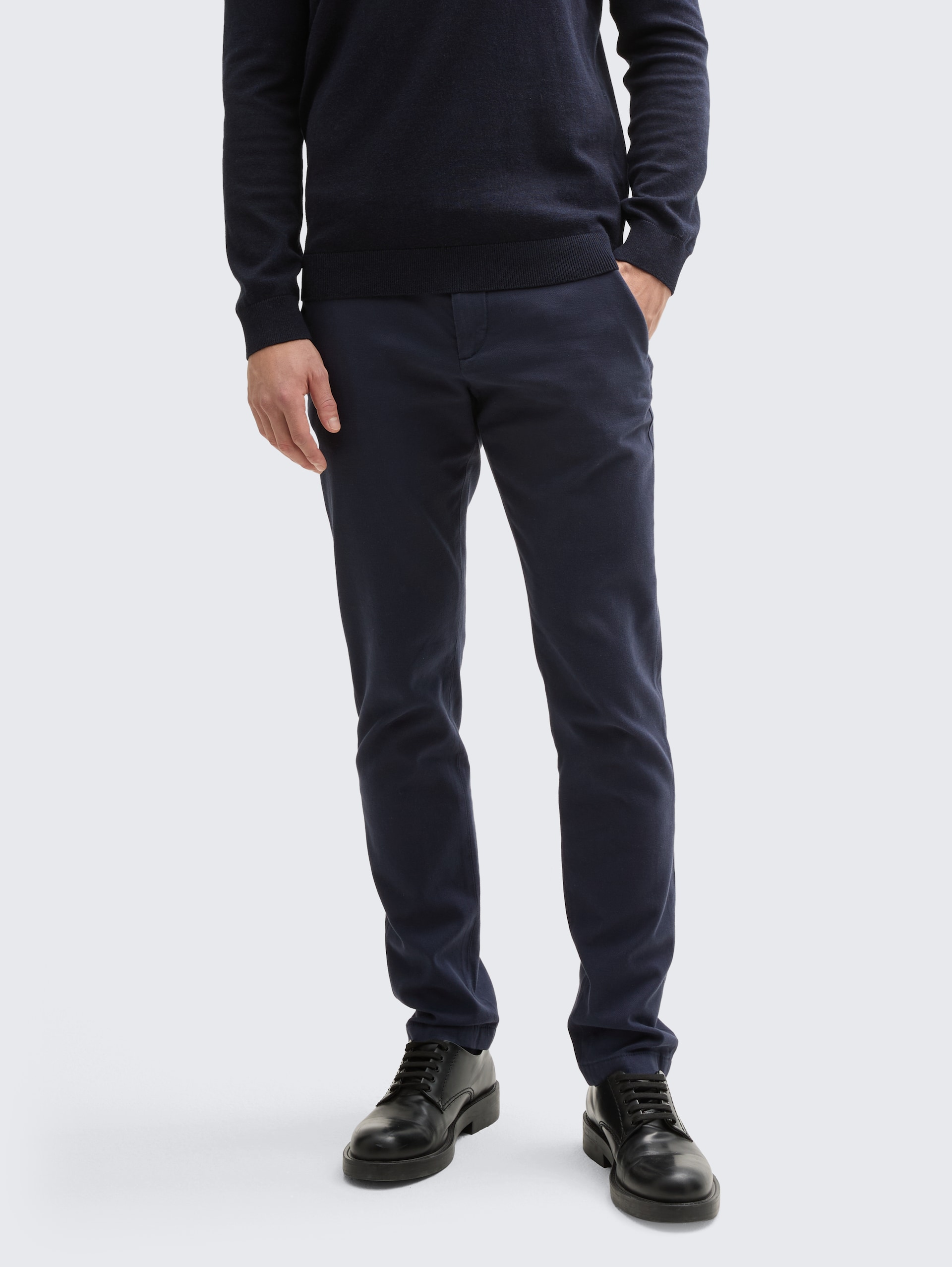 TTTRAVIS SLIM Chino Hose mit Gürtel - navy zig zag structure - Ausschnitt Model-Vorderansicht