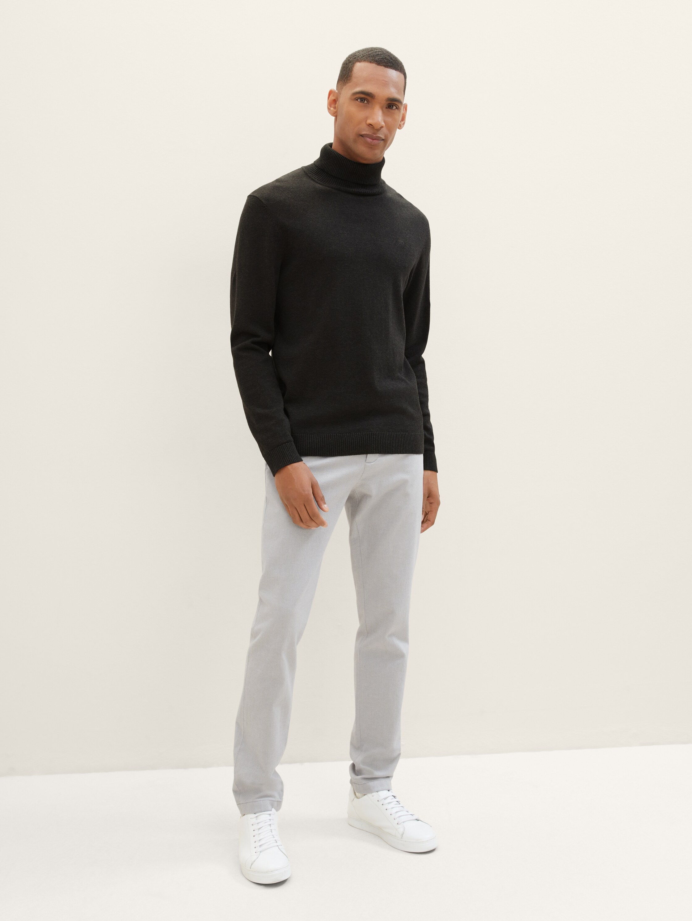 TTTRAVIS Slim Chino mit Gürtel - white grey zig zag structure - Model-Vorderansicht