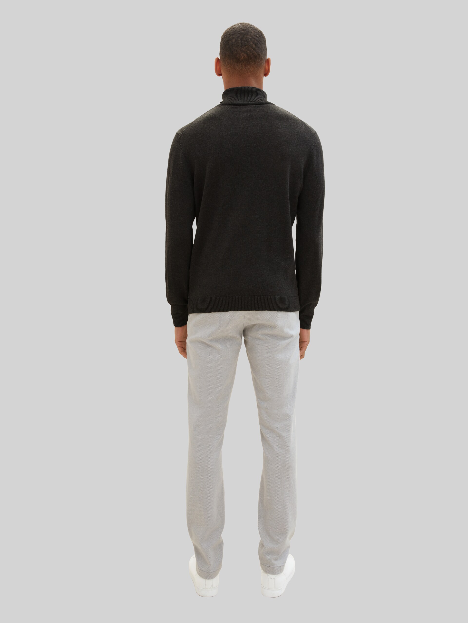 TTTRAVIS SLIM chino met riem - white grey zig zag structure - Neklijn model-achteraanzicht