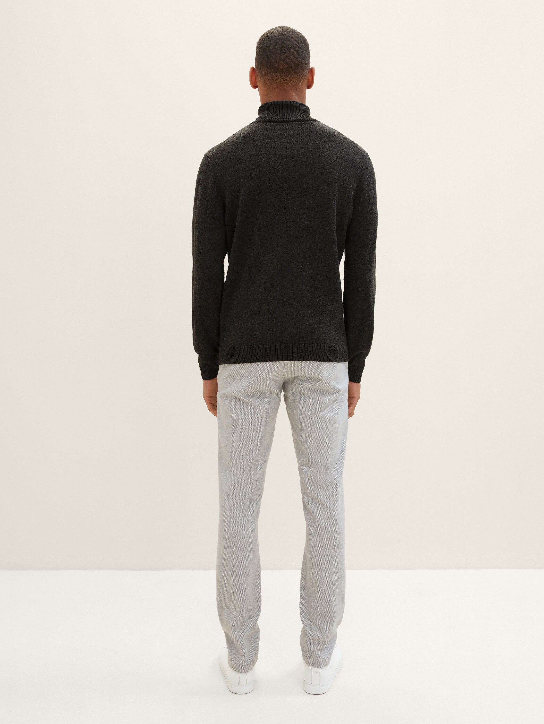 TTTRAVIS Slim Chino mit Gürtel - white grey zig zag structure - Auschnitt Model-Rückansicht