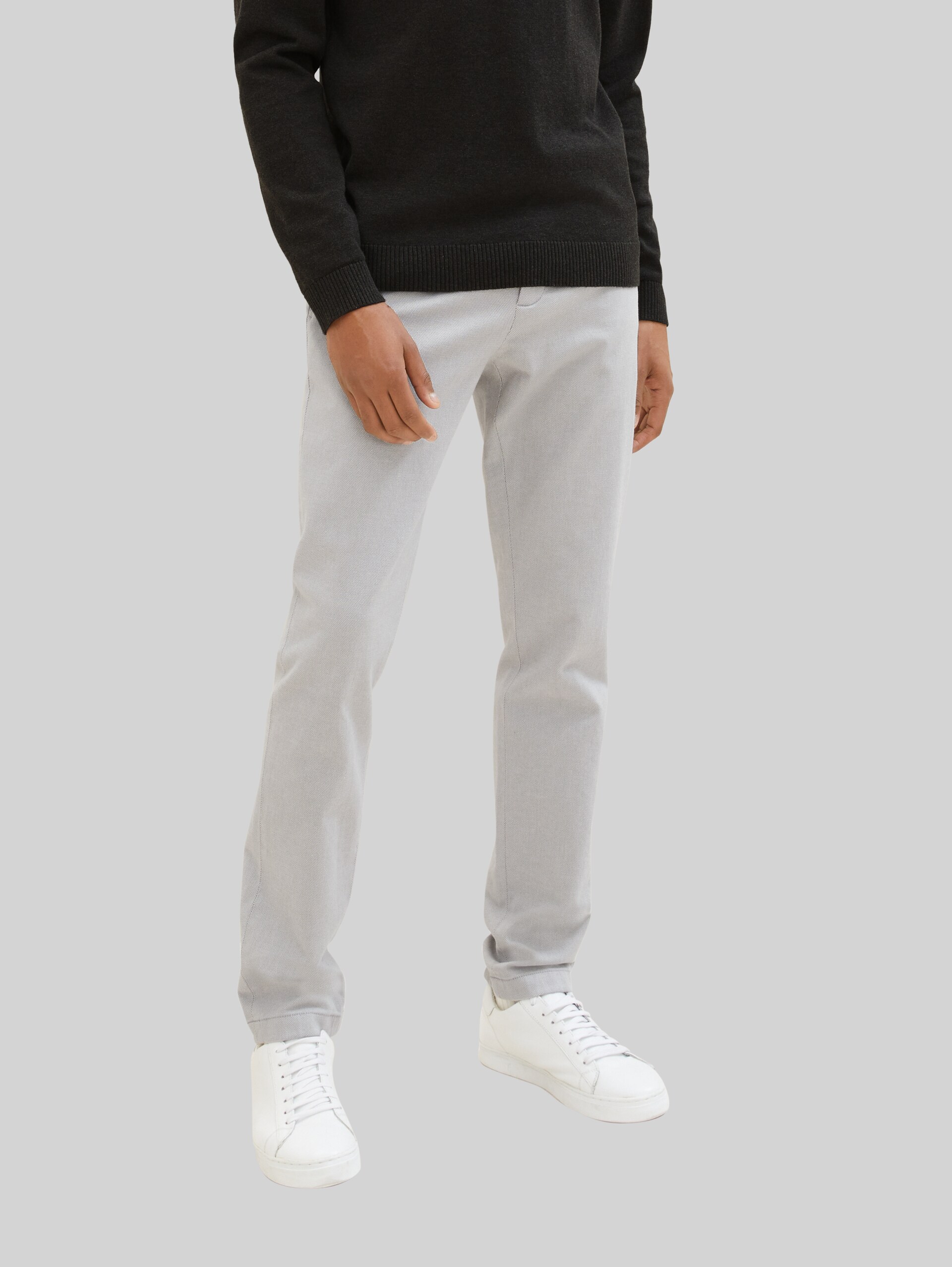 TTTRAVIS SLIM chino met riem - white grey zig zag structure - Nek model vooraanzicht