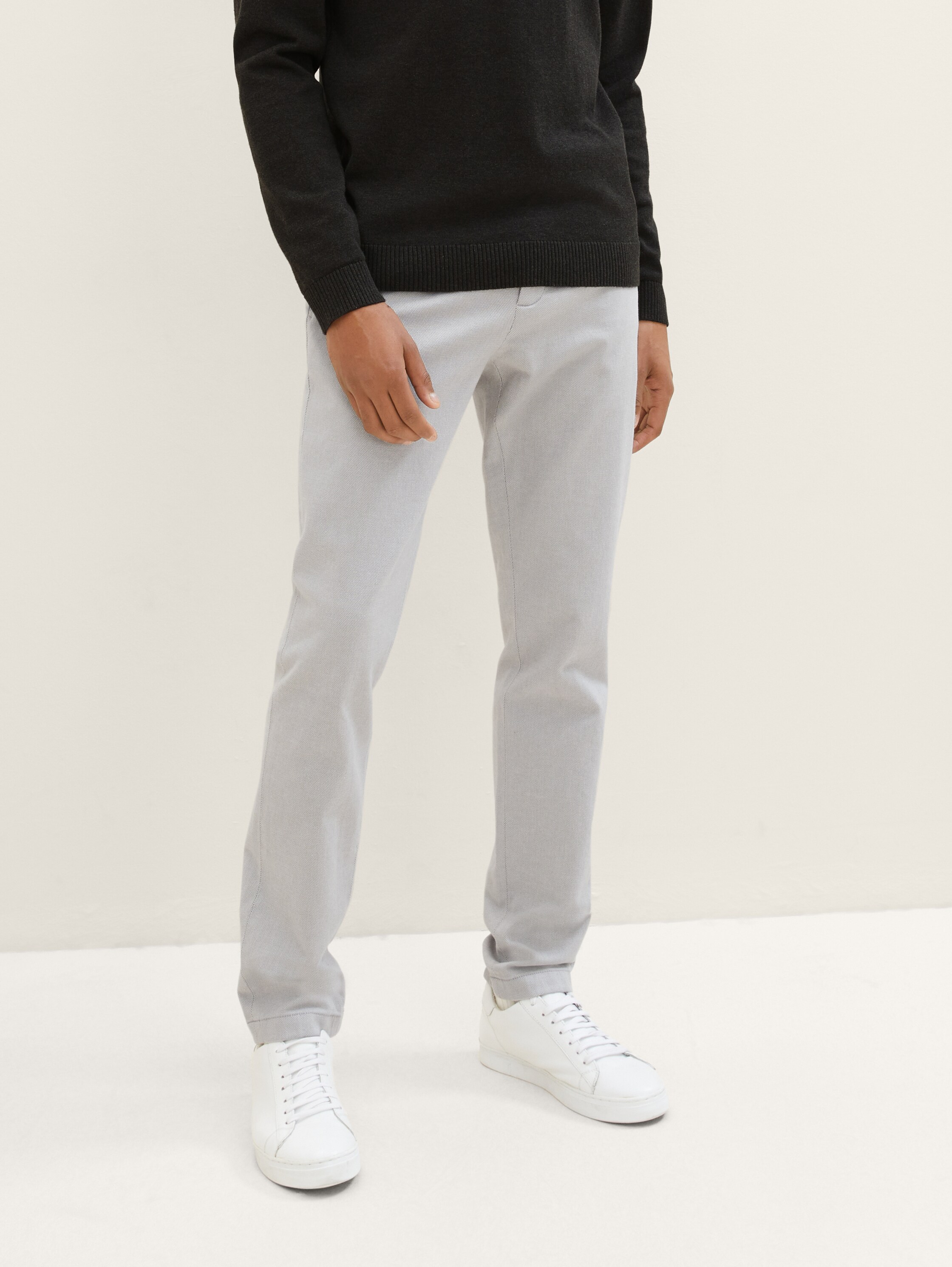 TTTRAVIS Slim Chino mit Gürtel - white grey zig zag structure - Ausschnitt Model-Vorderansicht
