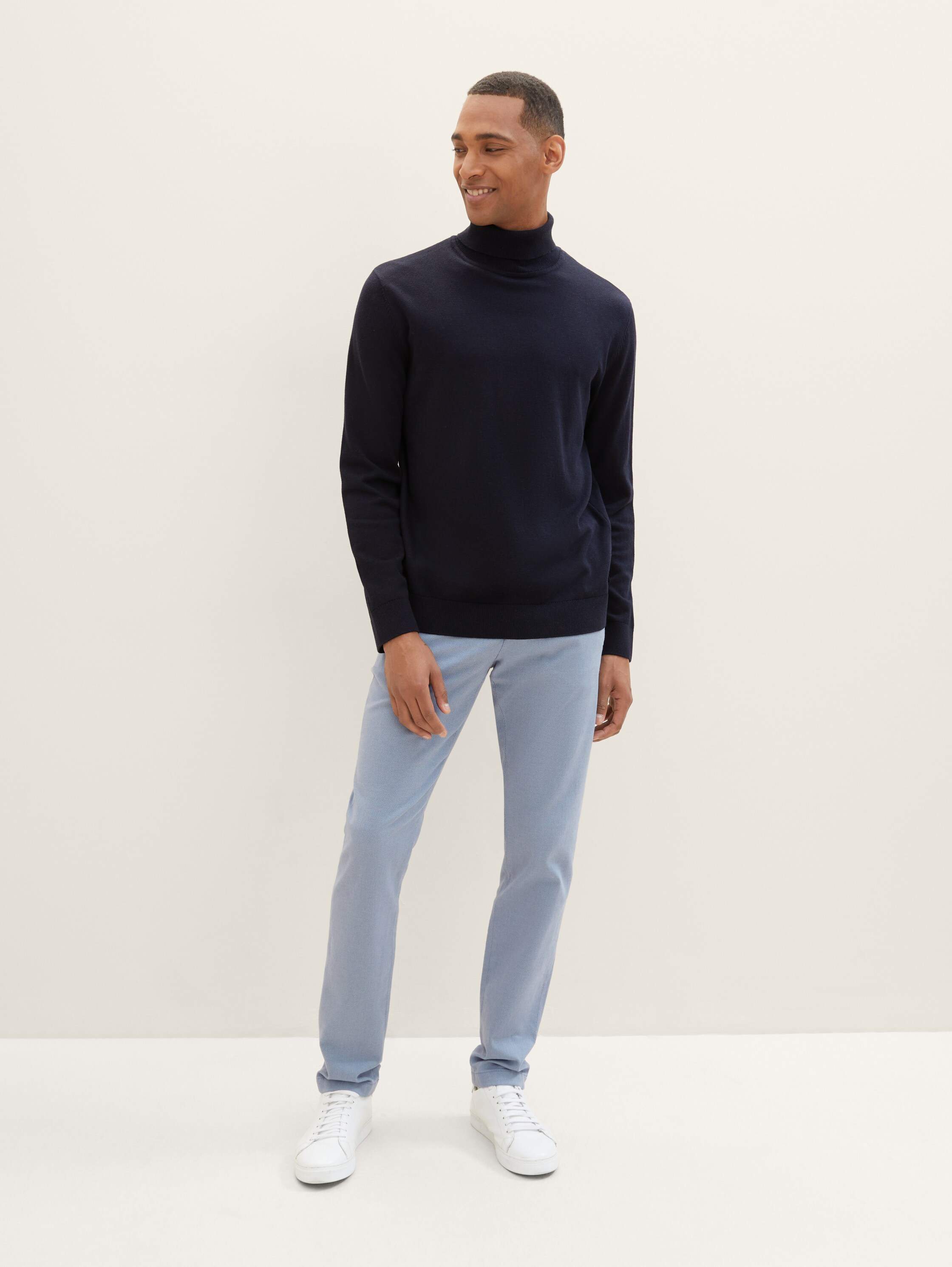 TTTRAVIS Slim Chino mit Gürtel - light blue zig zag structure - Model-Vorderansicht