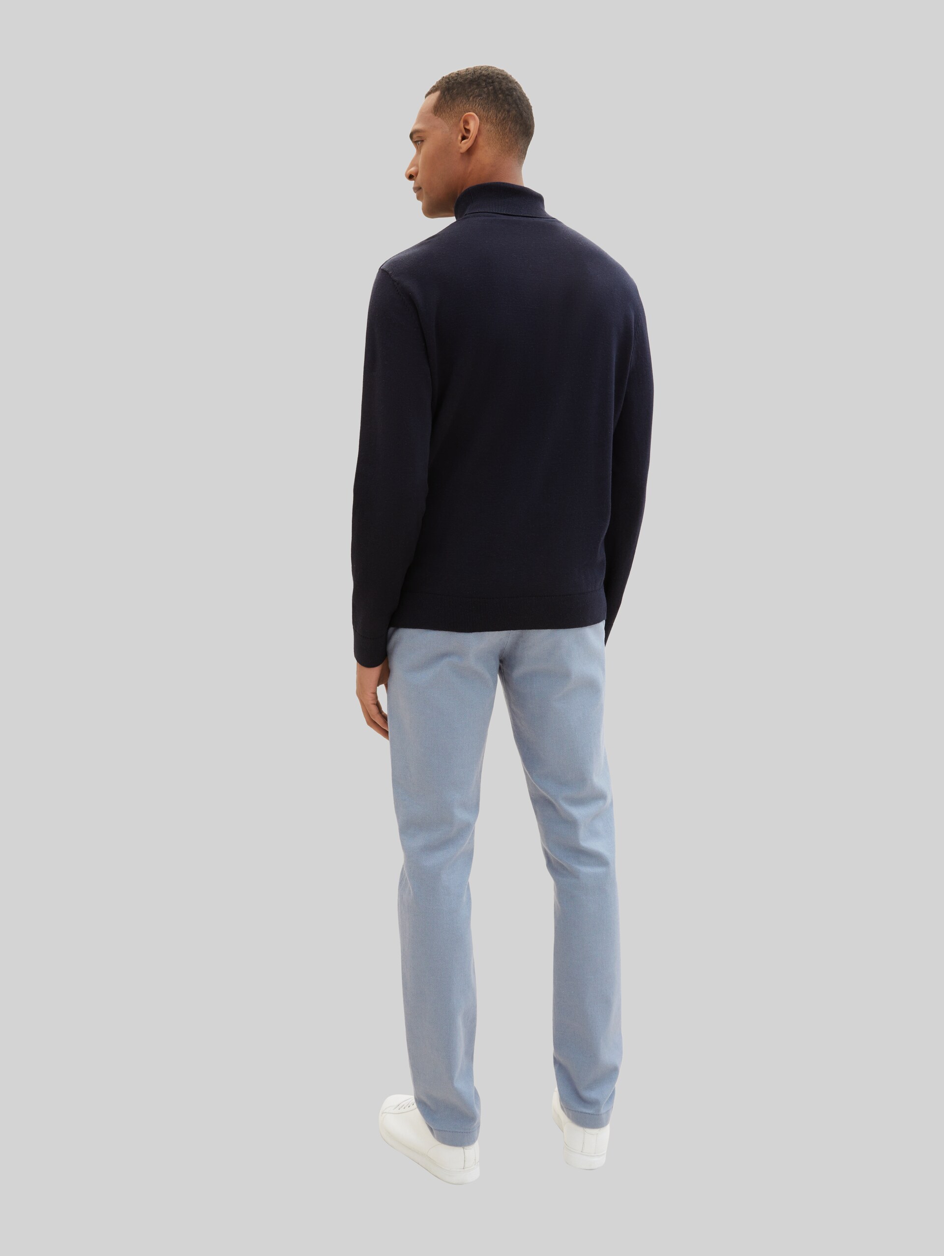 TTTRAVIS SLIM chino met riem - light blue zig zag structure - Neklijn model-achteraanzicht