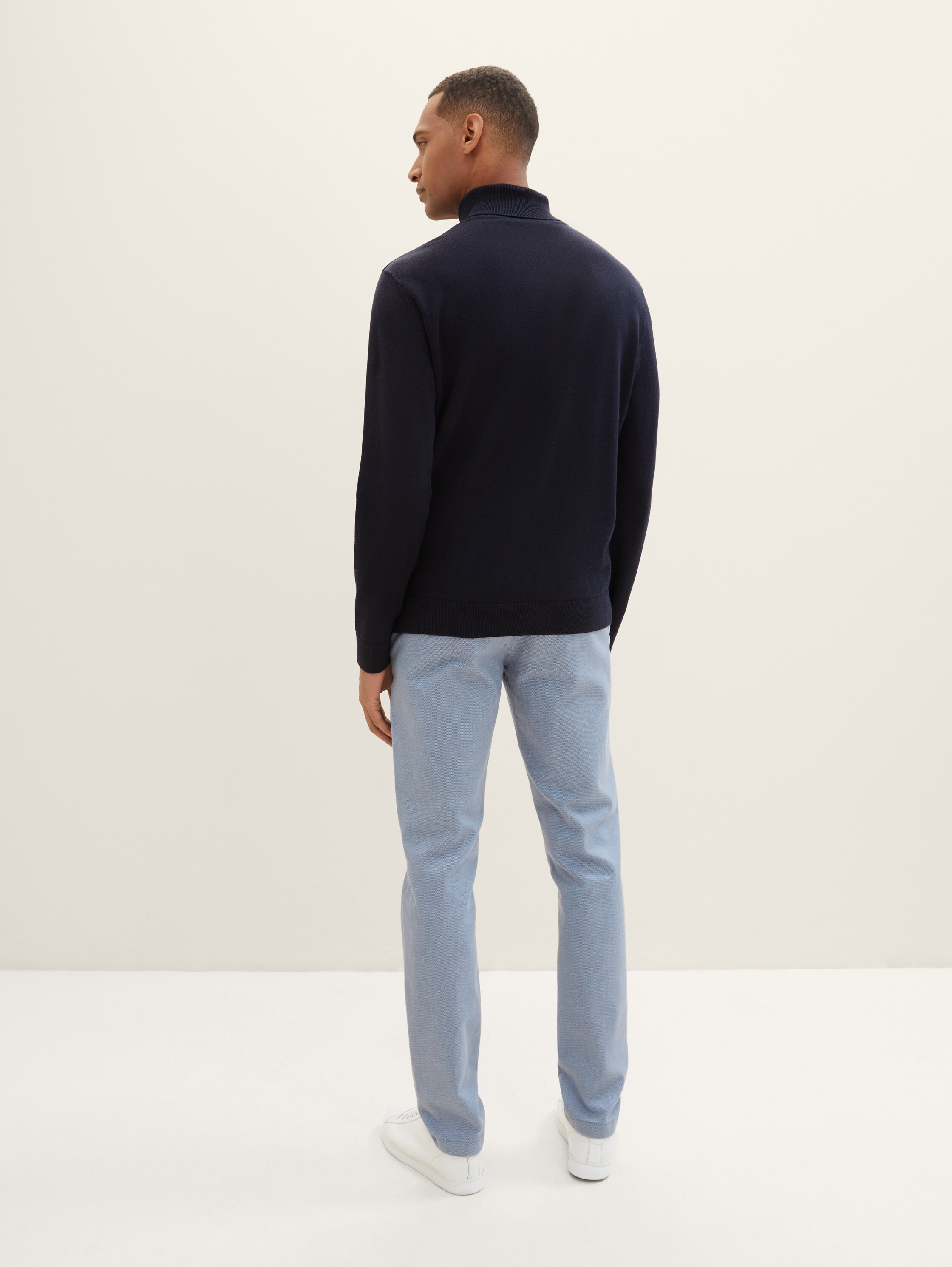 TTTRAVIS Slim Chino mit Gürtel - light blue zig zag structure - Auschnitt Model-Rückansicht