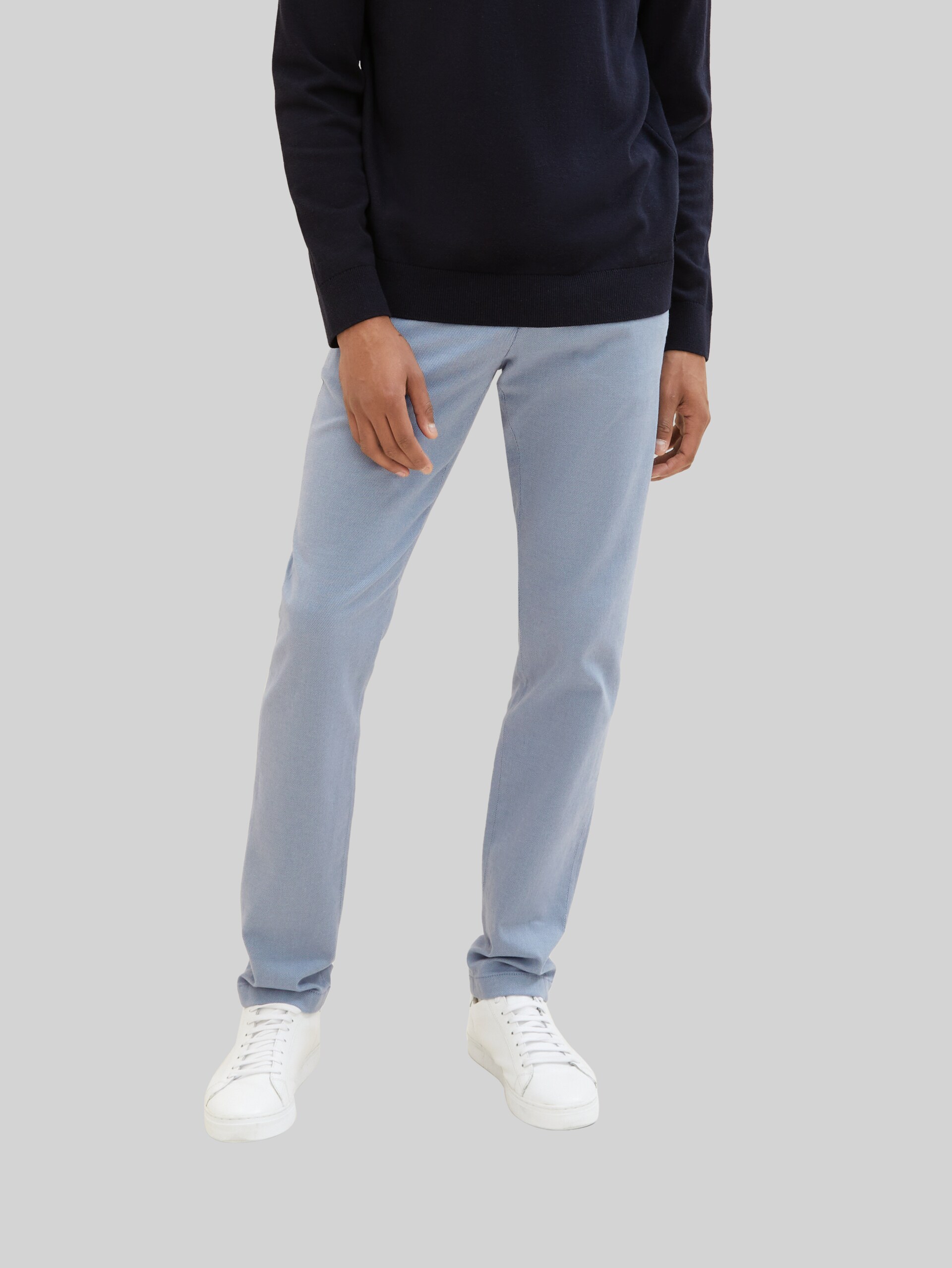 TTTRAVIS SLIM chino met riem - light blue zig zag structure - Nek model vooraanzicht