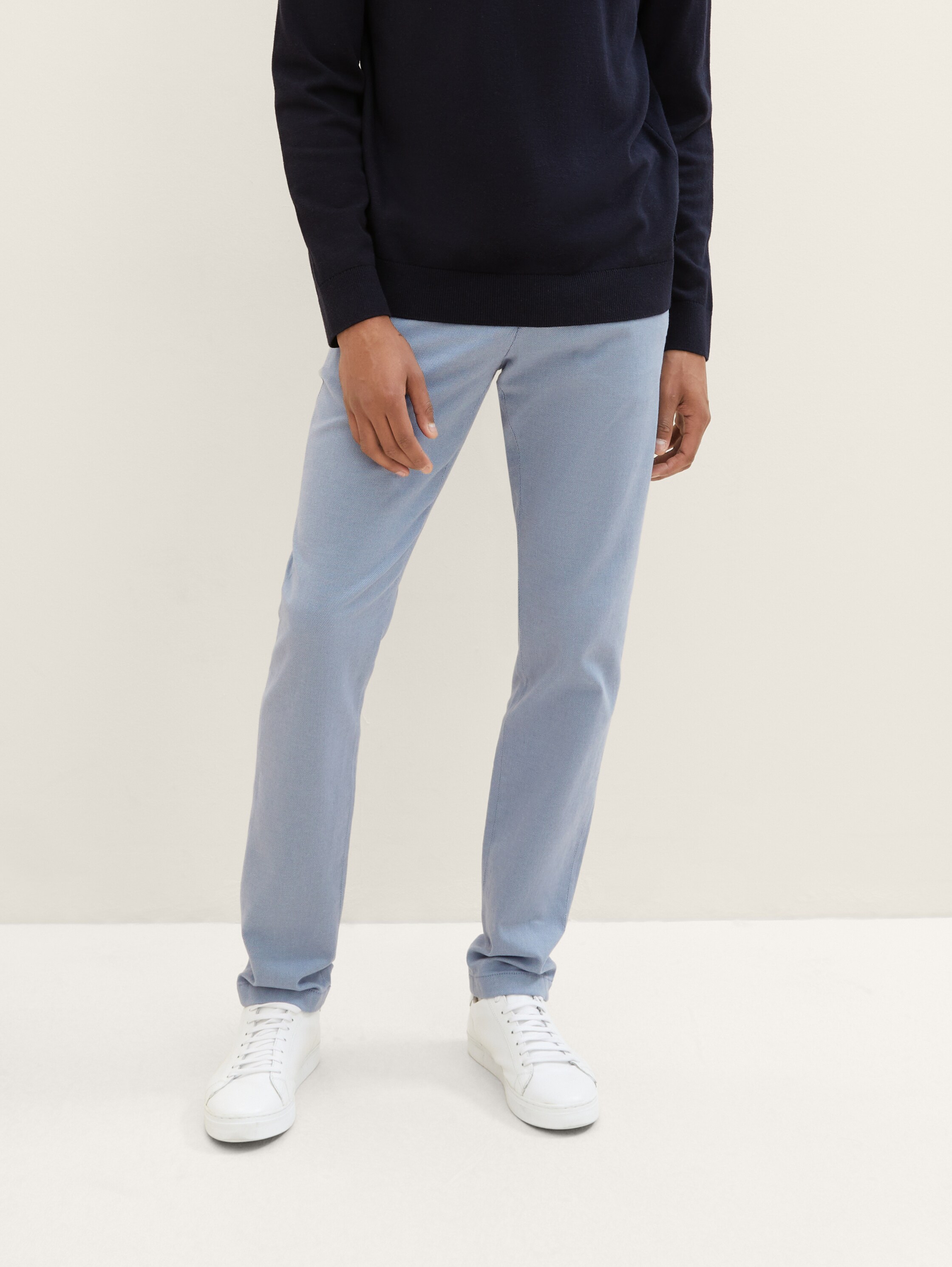 TTTRAVIS Slim Chino mit Gürtel - light blue zig zag structure - Ausschnitt Model-Vorderansicht