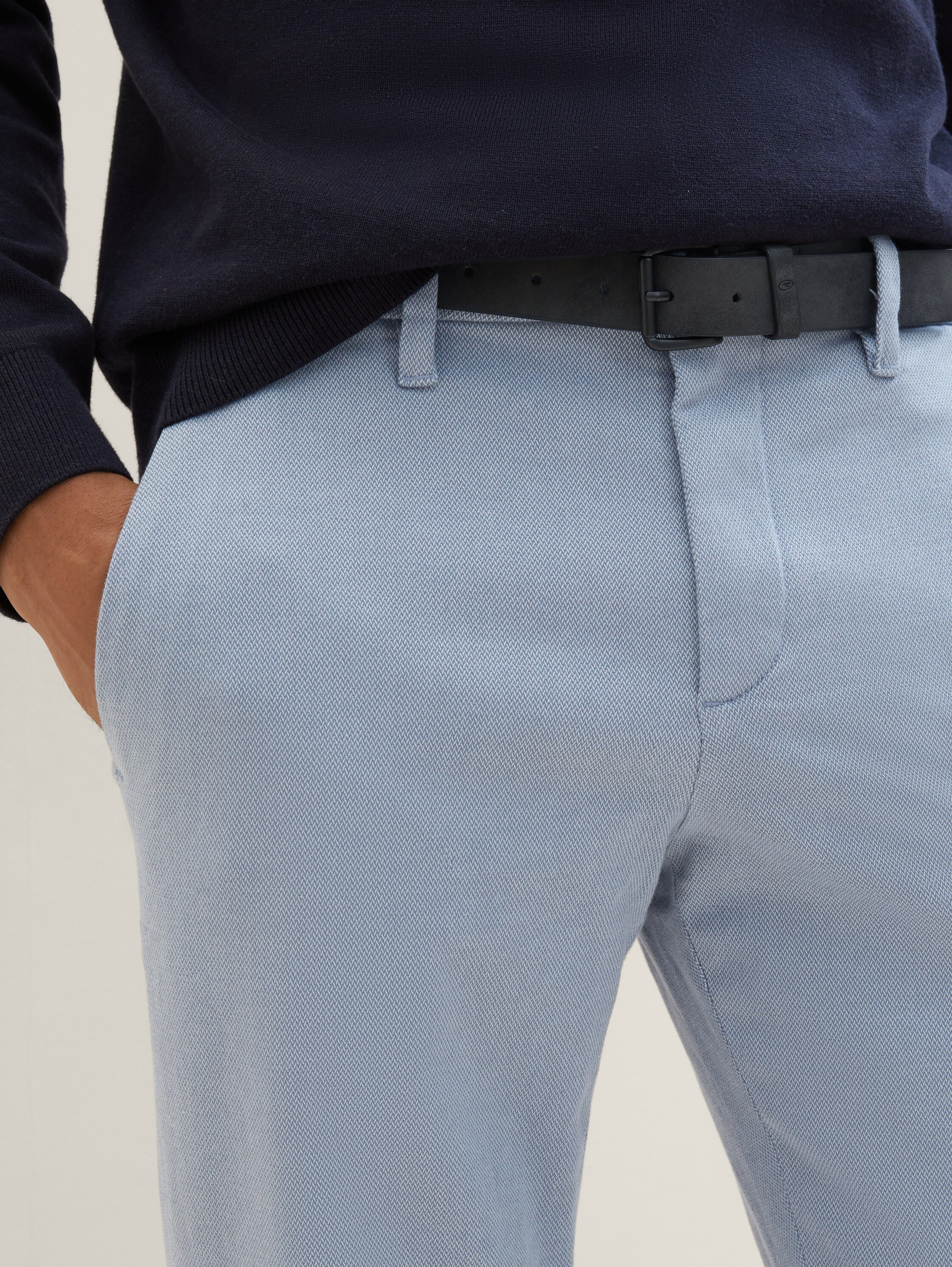 TTTRAVIS Slim Chino mit Gürtel - light blue zig zag structure - Detail-Model-Ansicht