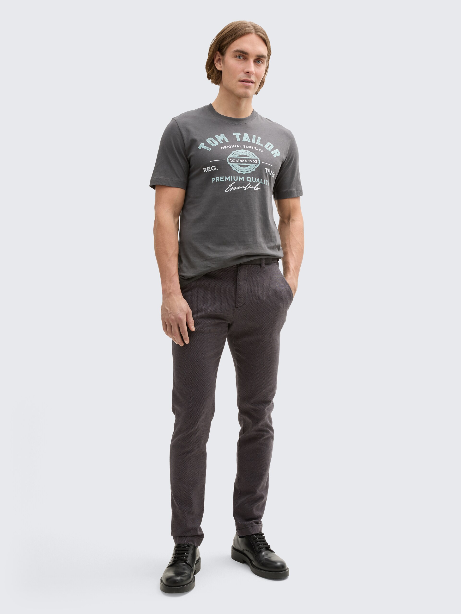 TTTRAVIS SLIM Chino Hose mit Gürtel - grey black zig zag structure - Model-Vorderansicht