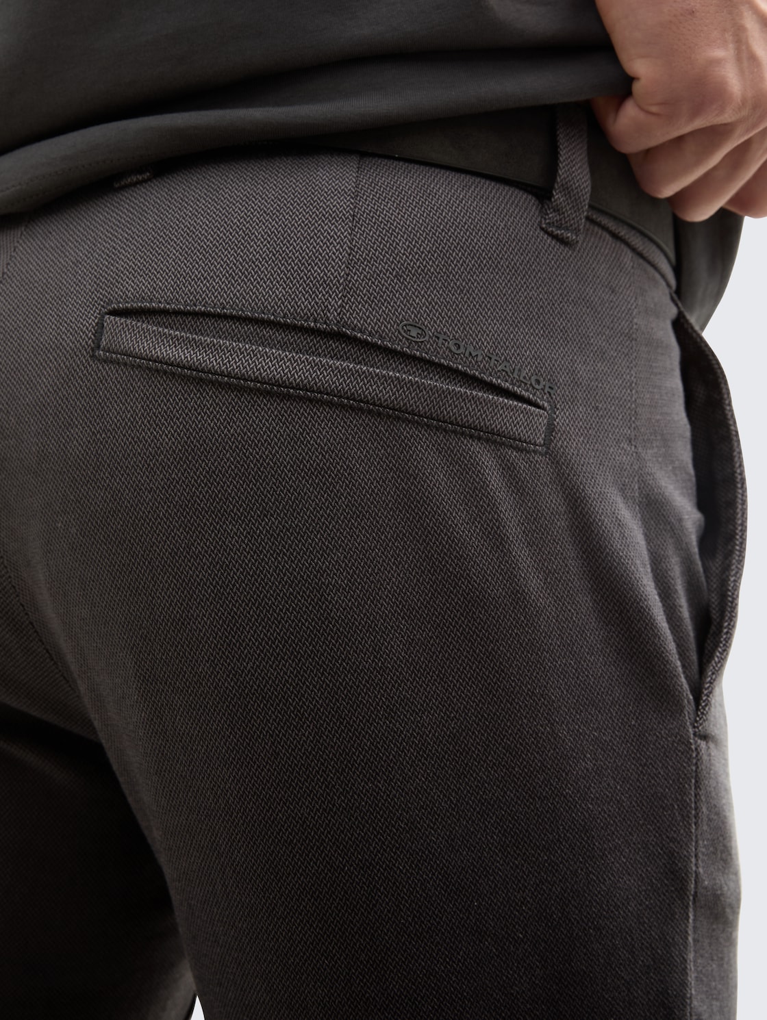 TTTRAVIS SLIM Chino Hose mit Gürtel - grey black zig zag structure - Detail-Model-Ansicht