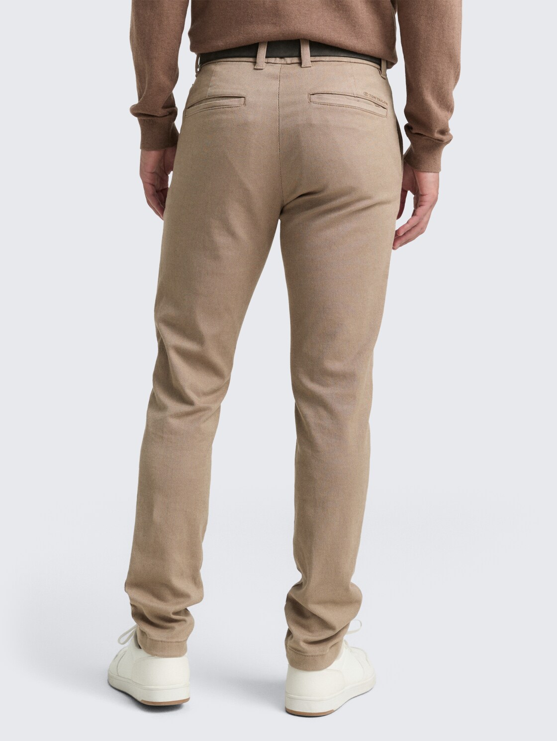 TTTRAVIS SLIM Chino Hose mit Gürtel - beige brown zig zag structure - Auschnitt Model-Rückansicht