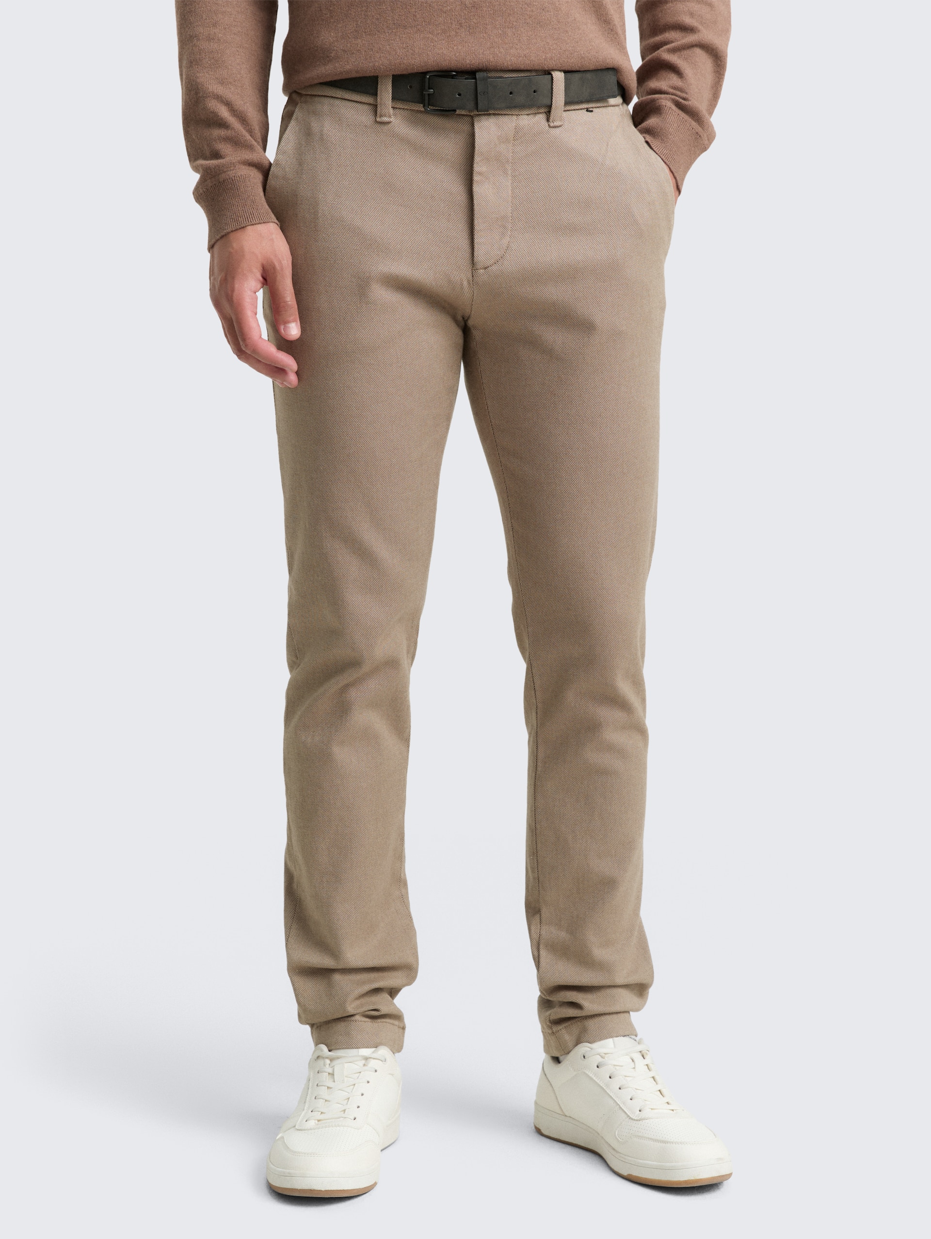 TTTRAVIS SLIM Chino Hose mit Gürtel - beige brown zig zag structure - Ausschnitt Model-Vorderansicht