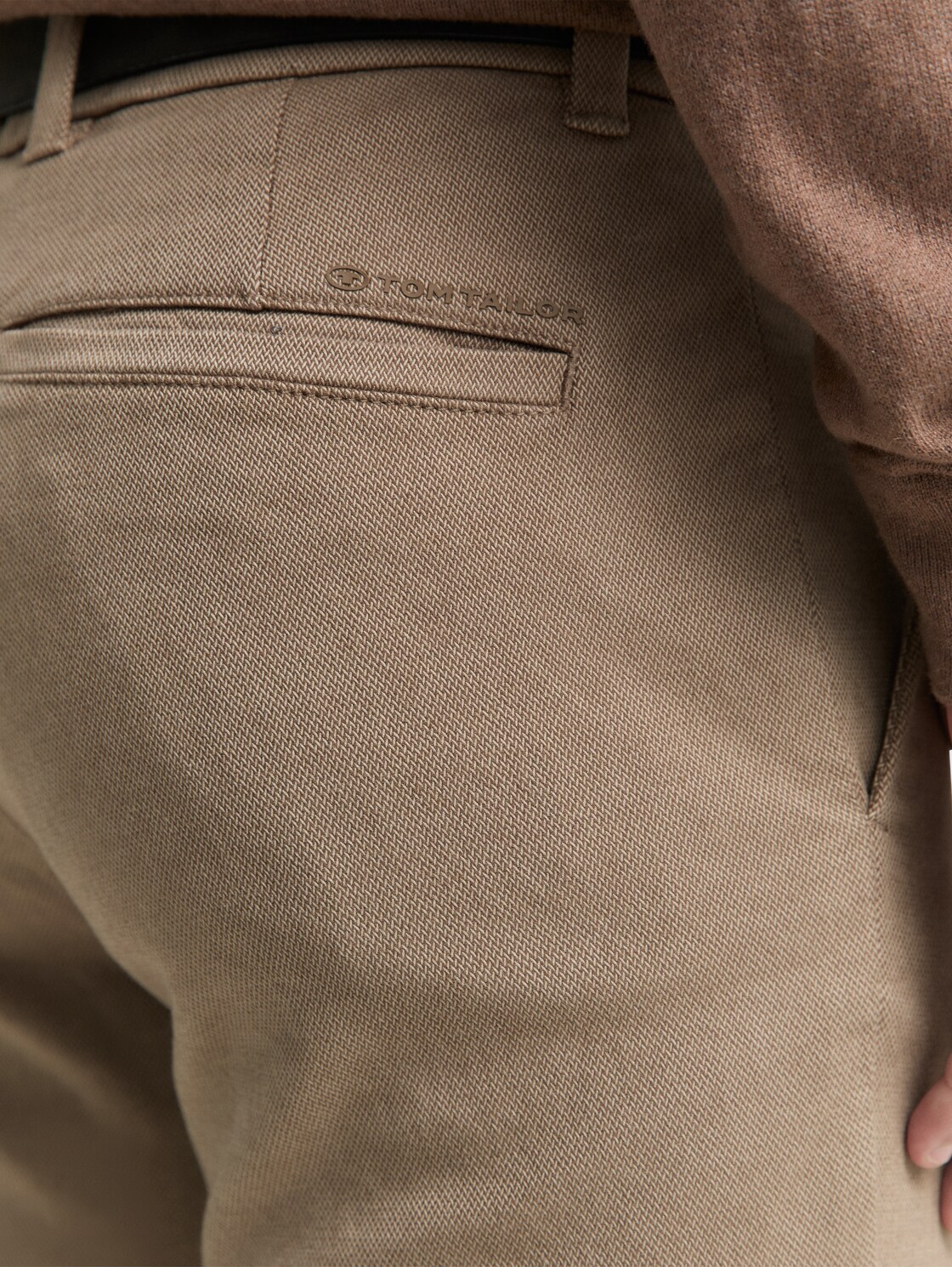 TTTRAVIS SLIM Chino Hose mit Gürtel - beige brown zig zag structure - Detail-Model-Ansicht