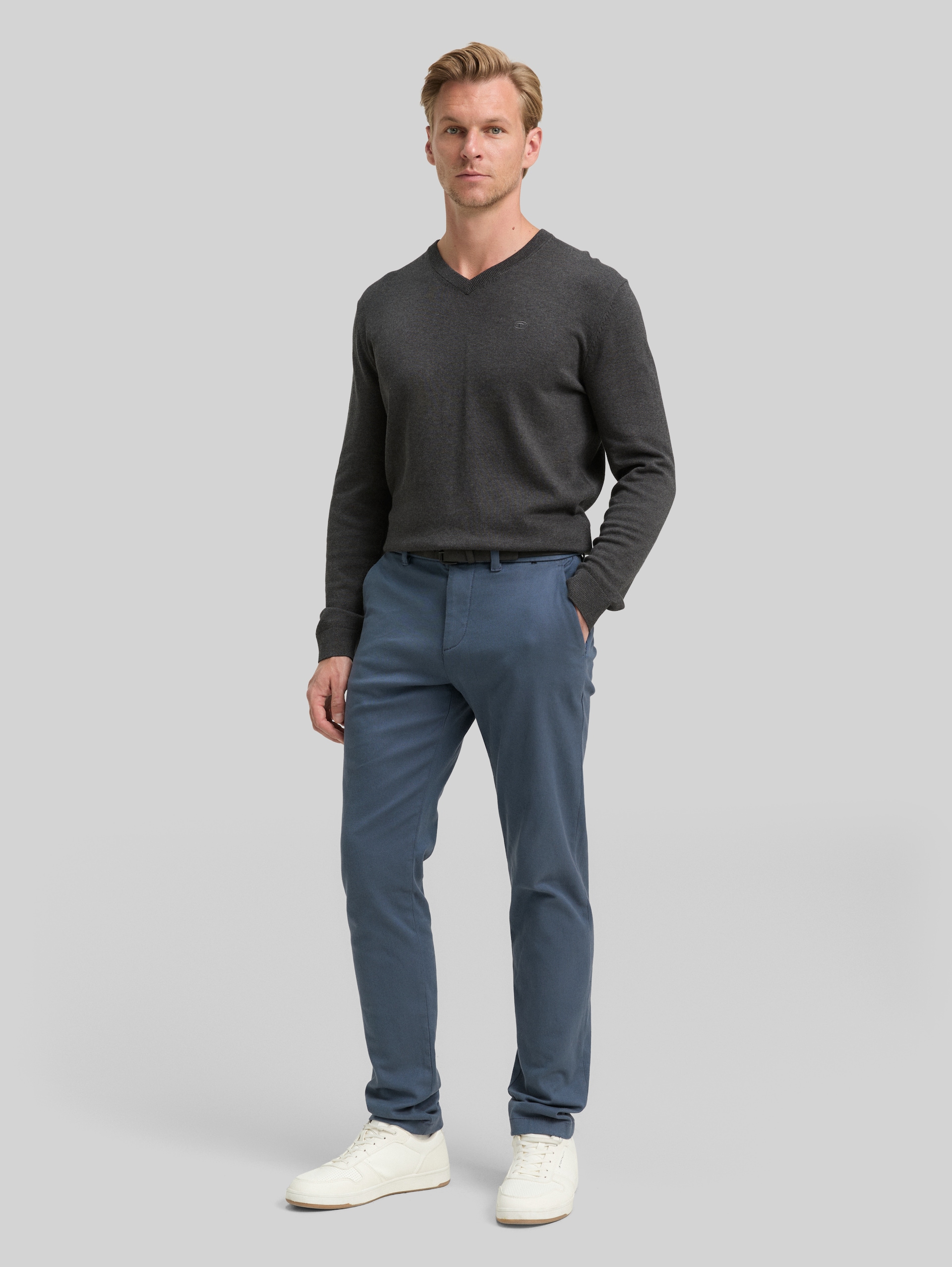 TTTRAVIS SLIM Chino Hose mit Gürtel - teal grey zig zag structure - Model-Vorderansicht