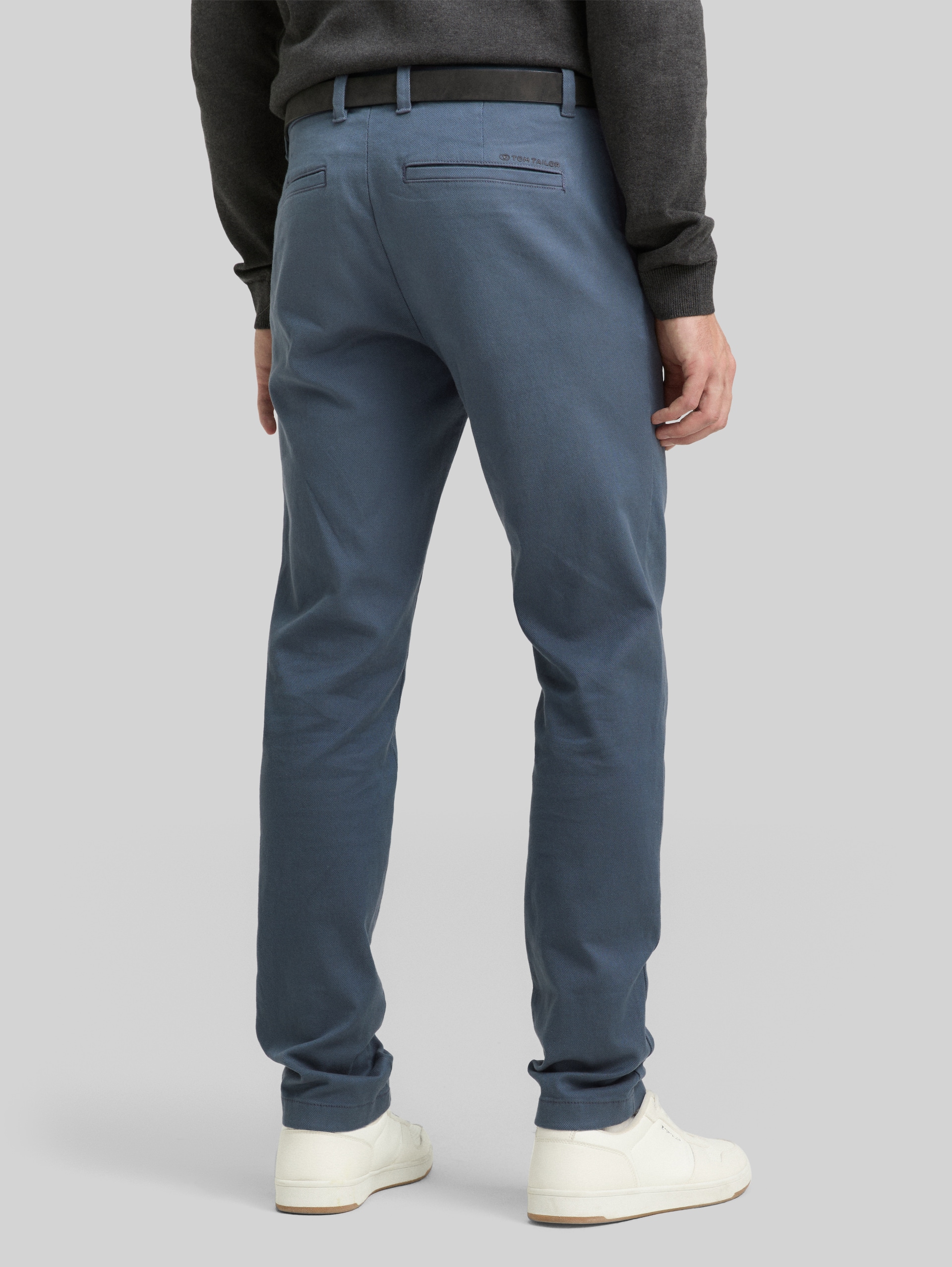 TTTRAVIS SLIM Chino Hose mit Gürtel - teal grey zig zag structure - Auschnitt Model-Rückansicht