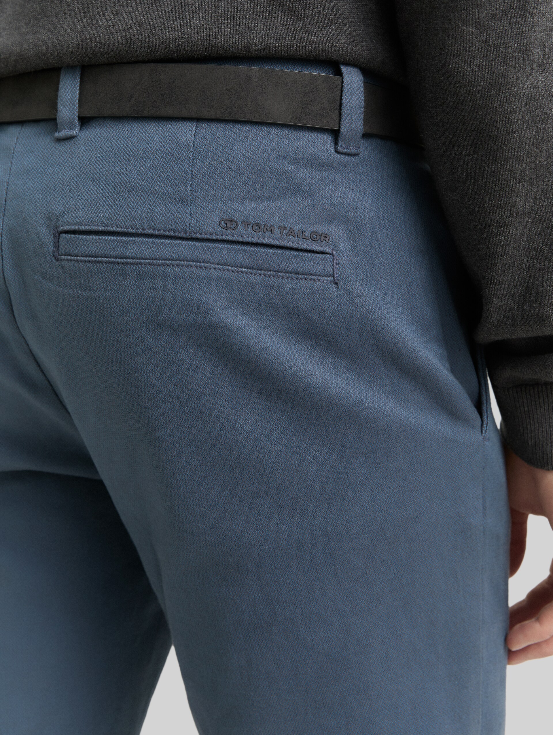 TTTRAVIS SLIM Chino Hose mit Gürtel - teal grey zig zag structure - Detail-Model-Ansicht