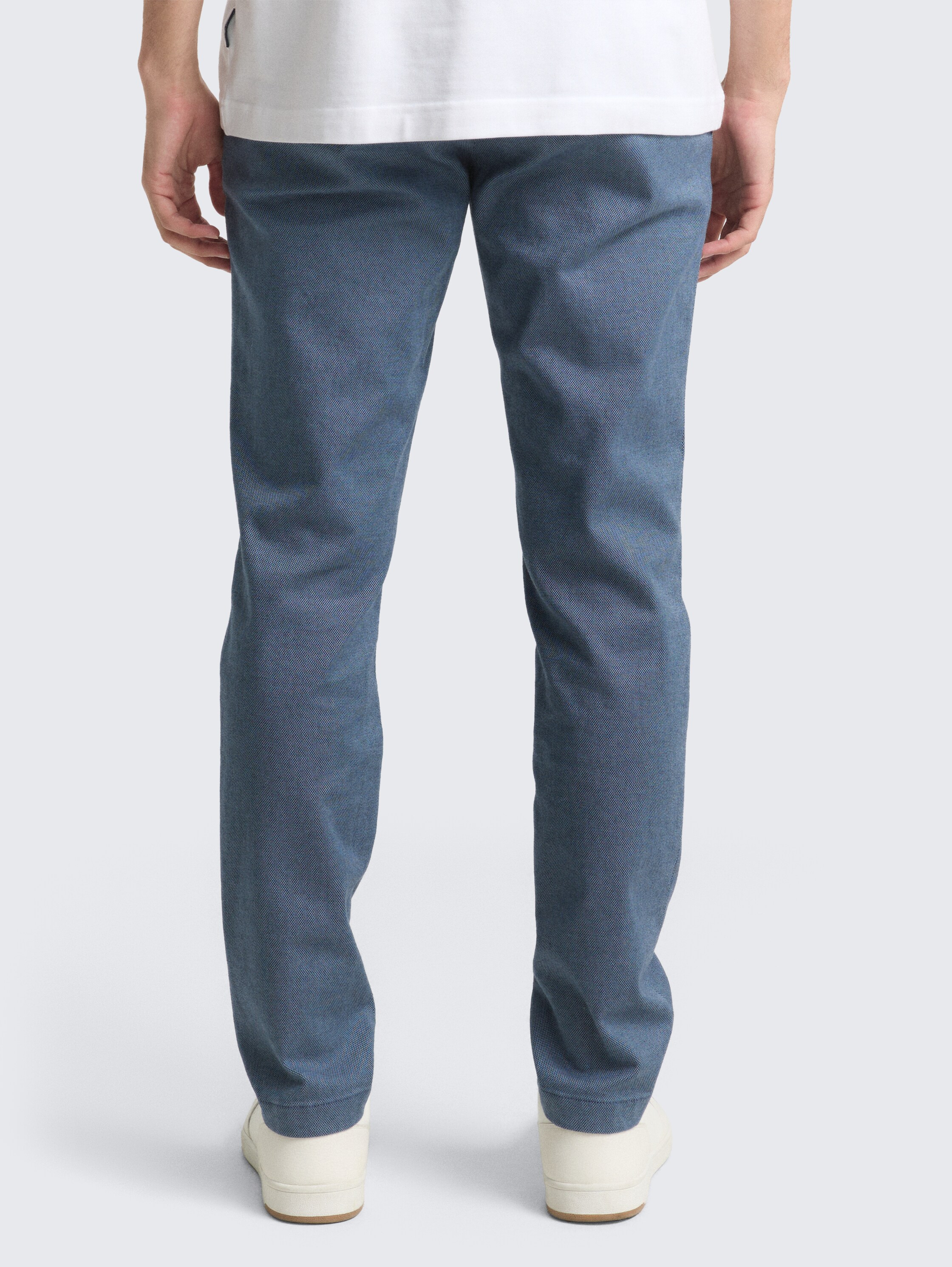 TTTRAVIS SLIM Chino Hose mit Gürtel - blue navy zig zag structure - Auschnitt Model-Rückansicht