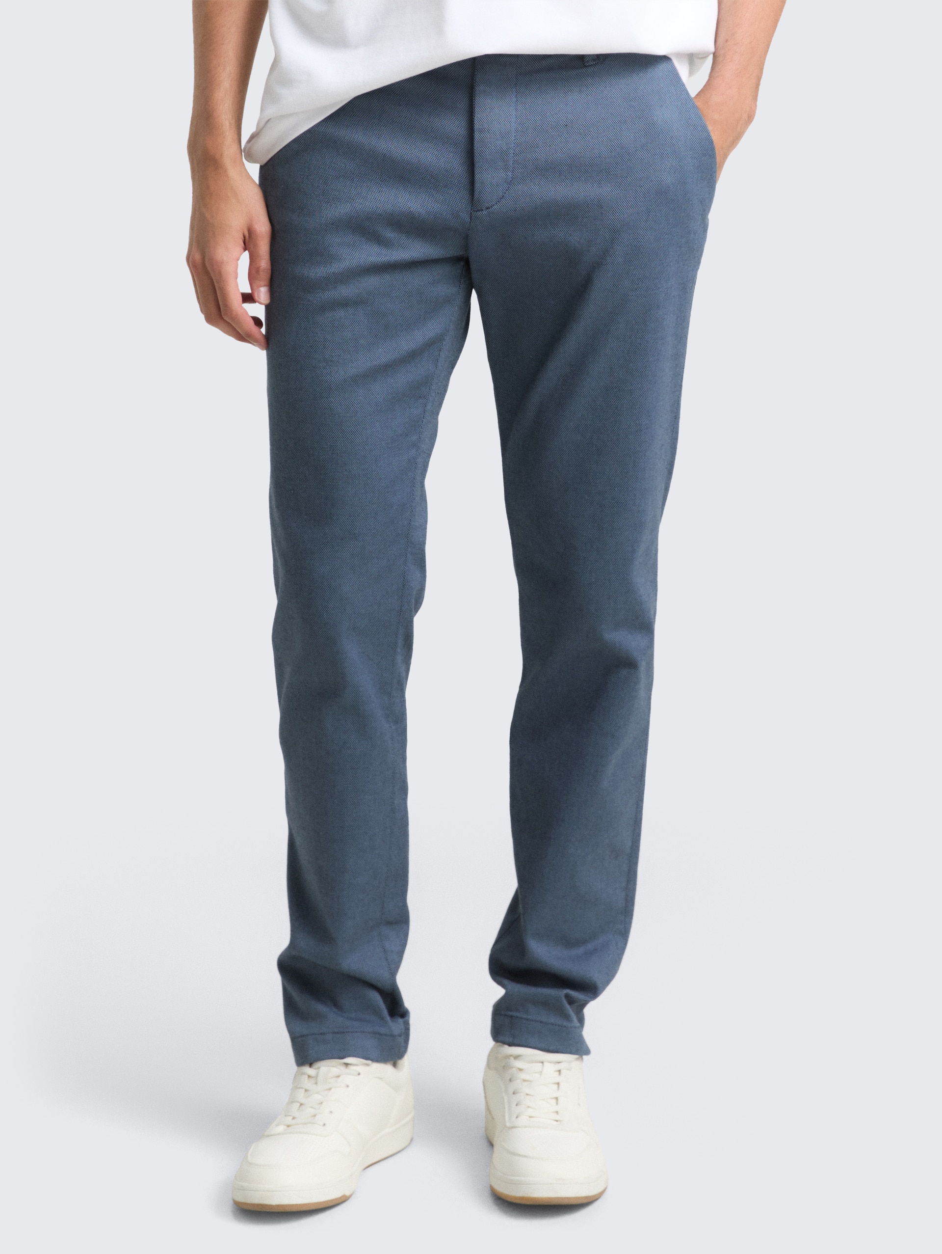 TTTRAVIS SLIM Chino Hose mit Gürtel - blue navy zig zag structure - Ausschnitt Model-Vorderansicht