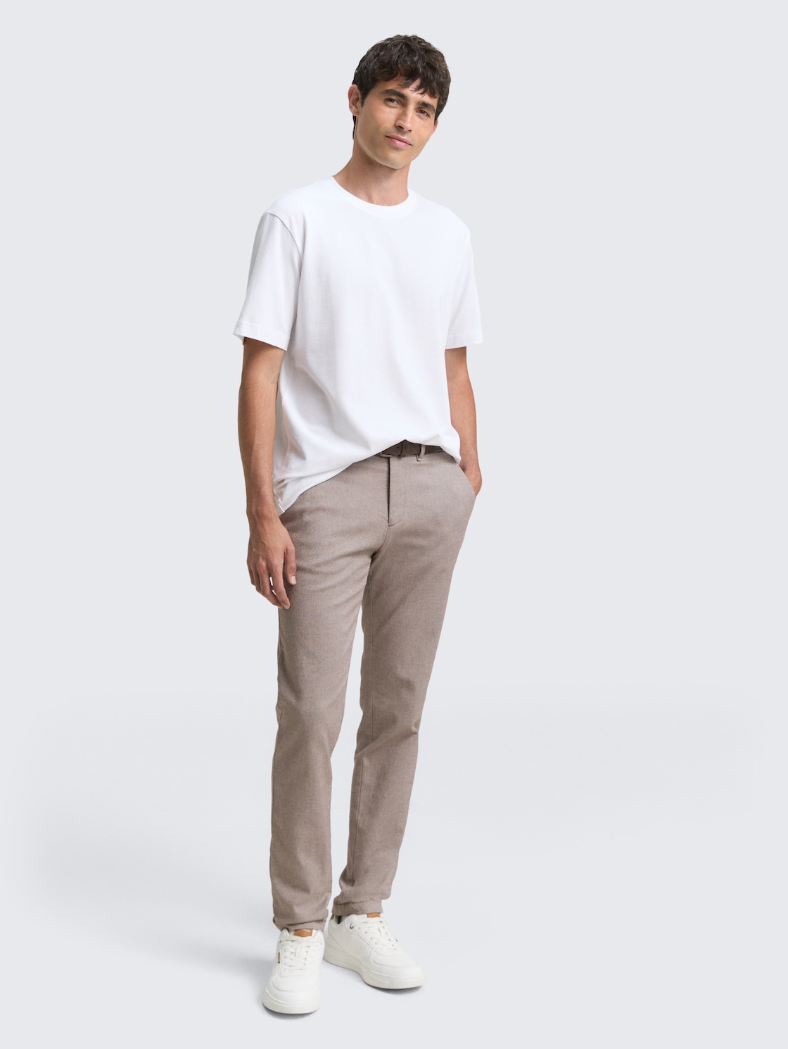 TTTRAVIS SLIM Chino Hose mit Gürtel - white brown zig zag structure - Model-Vorderansicht