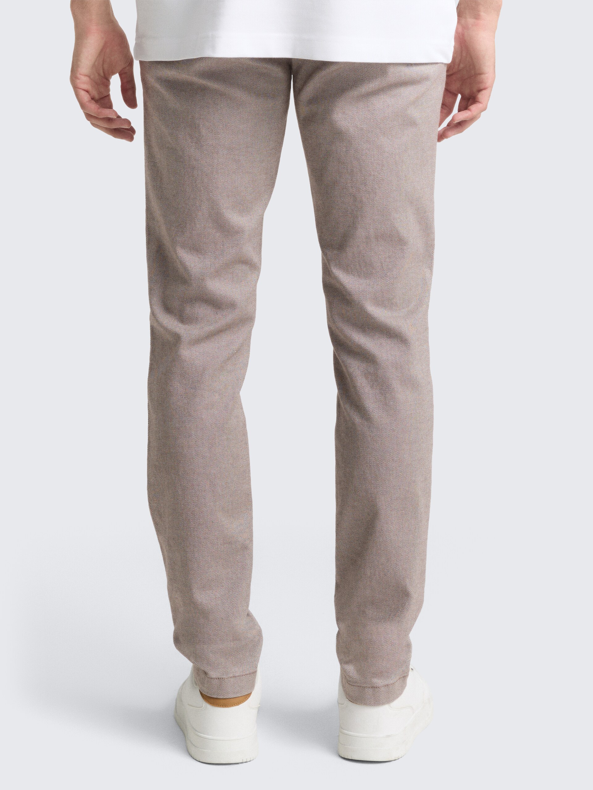 TTTRAVIS SLIM Chino Hose mit Gürtel - white brown zig zag structure - Auschnitt Model-Rückansicht