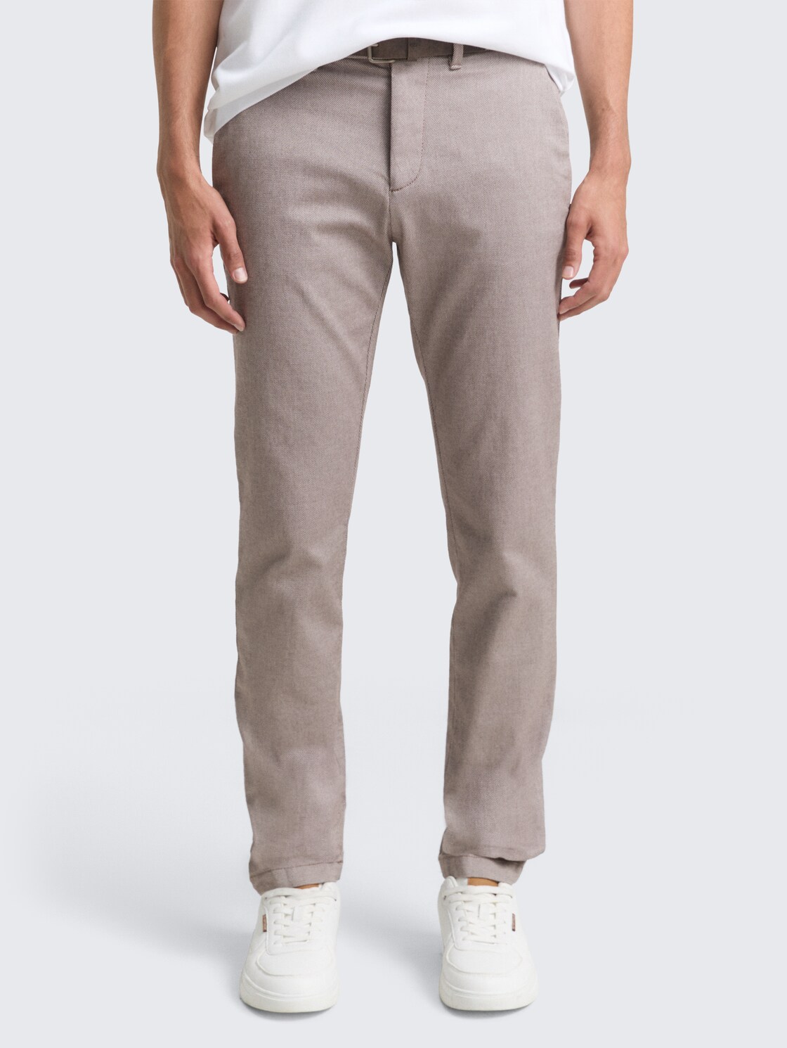 TTTRAVIS SLIM Chino Hose mit Gürtel - white brown zig zag structure - Ausschnitt Model-Vorderansicht
