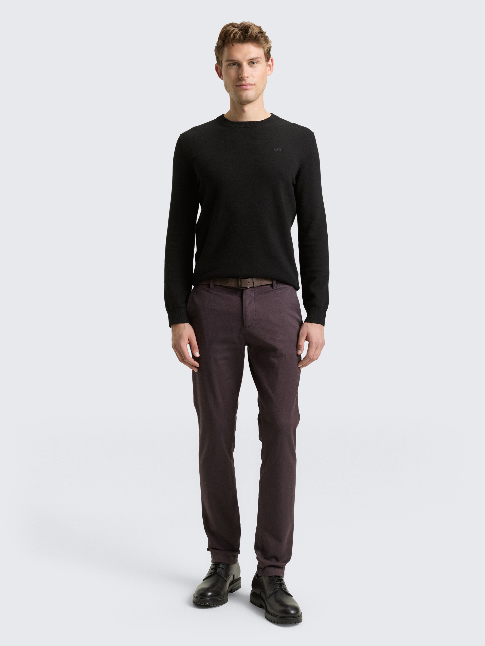 TTTRAVIS SLIM Chino Hose mit Gürtel - brown navy zig zag structure - Model-Vorderansicht