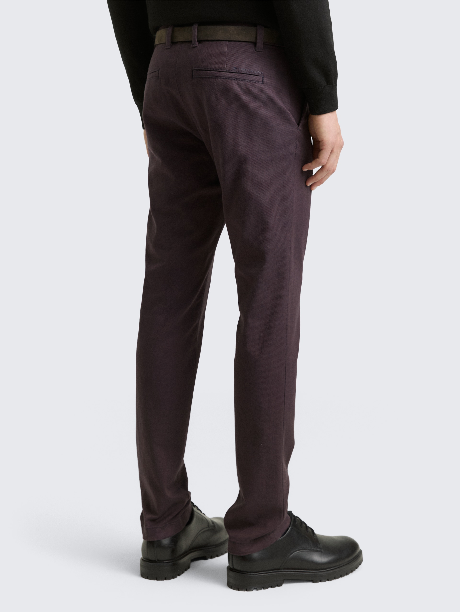 TTTRAVIS SLIM Chino Hose mit Gürtel - brown navy zig zag structure - Auschnitt Model-Rückansicht