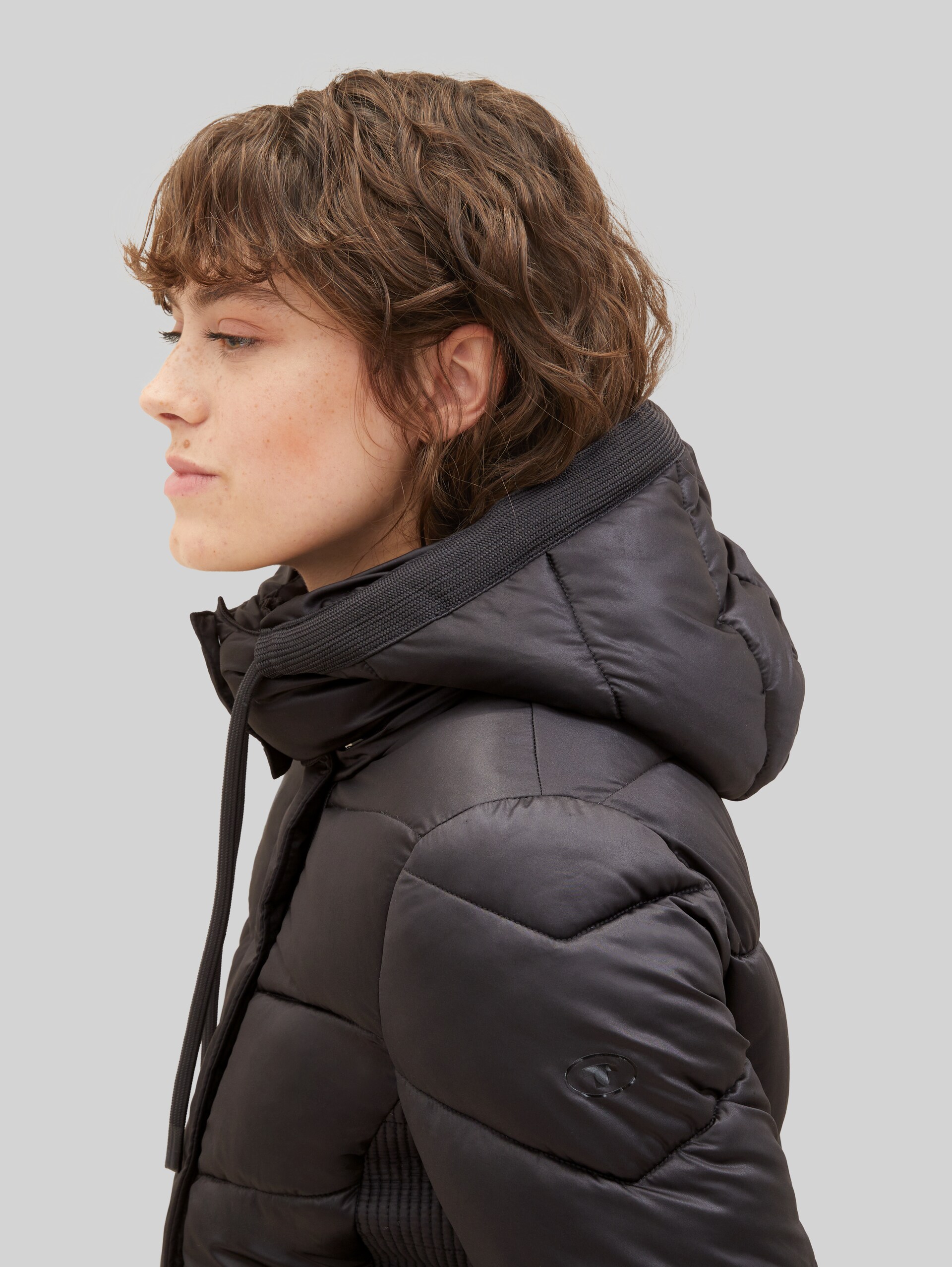 Doudoune comportant du polyester recyclé - deep black - vue latérale du modèle