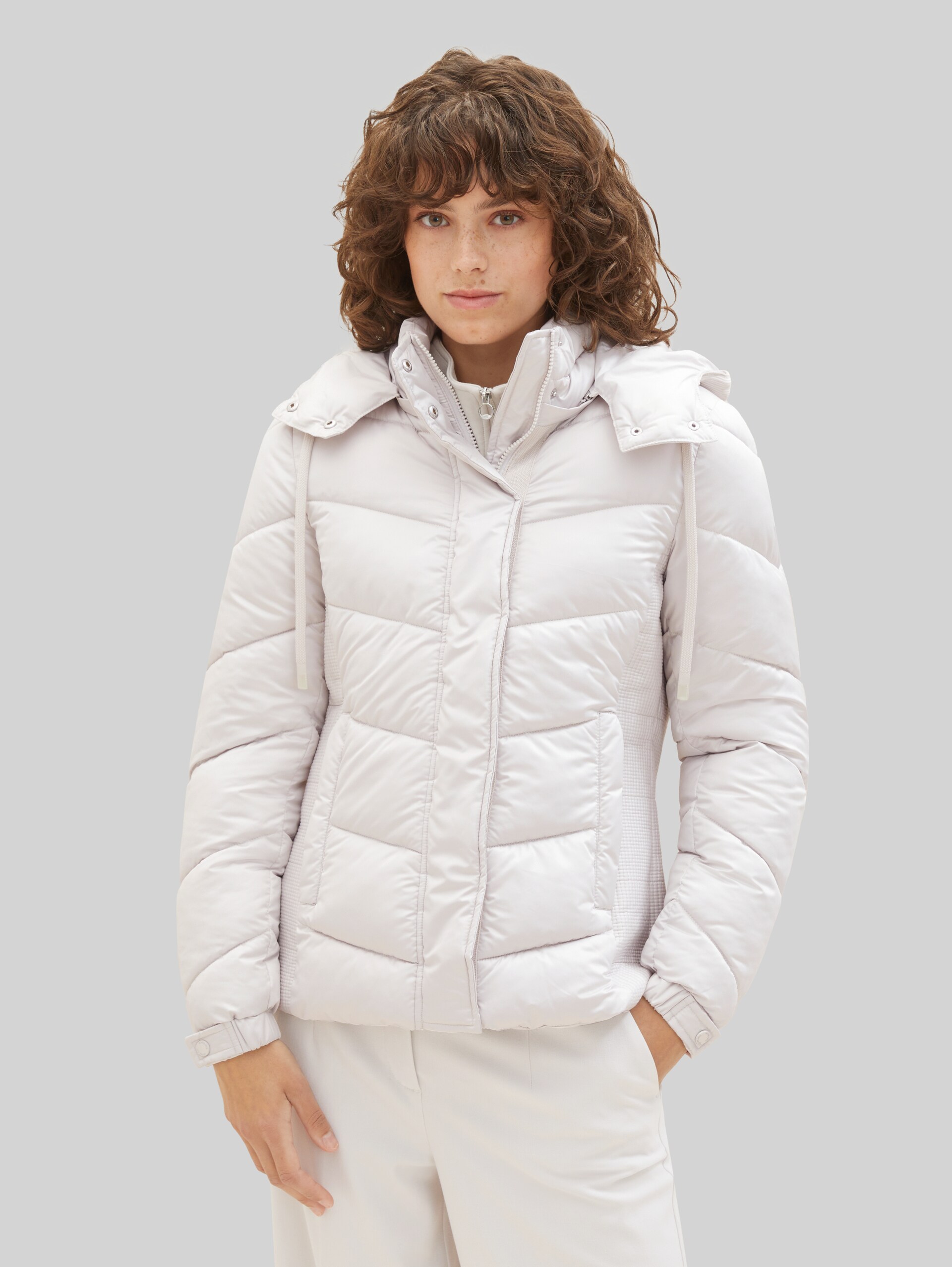 Pufferjacke mit recyceltem Polyester - clouds grey - Model-Vorderansicht