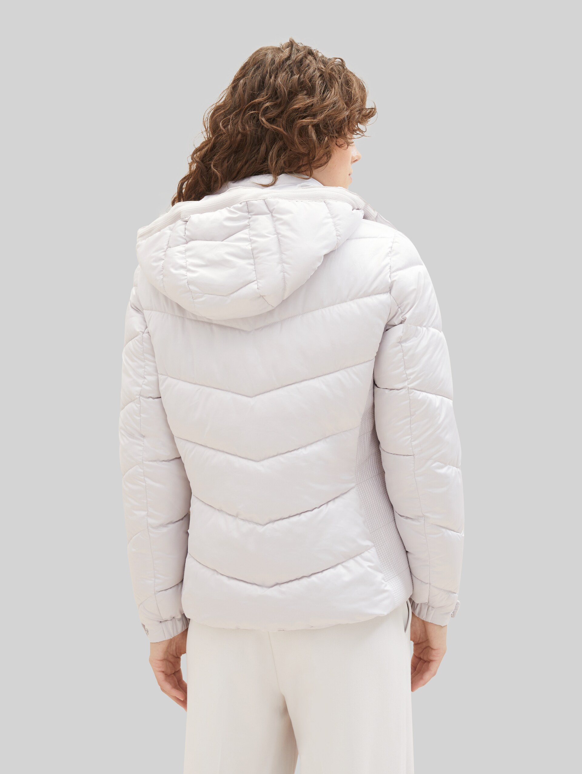 Pufferjacke mit recyceltem Polyester - clouds grey - Model-Rückansicht