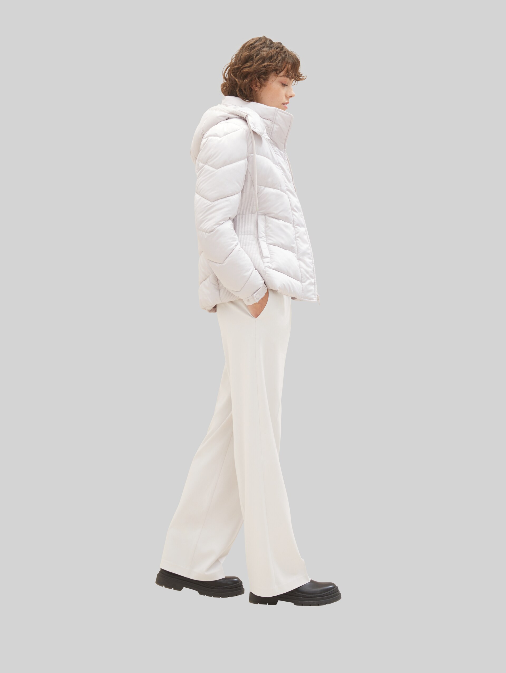 Pufferjacke mit recyceltem Polyester - clouds grey - seitliche Model-Ansicht