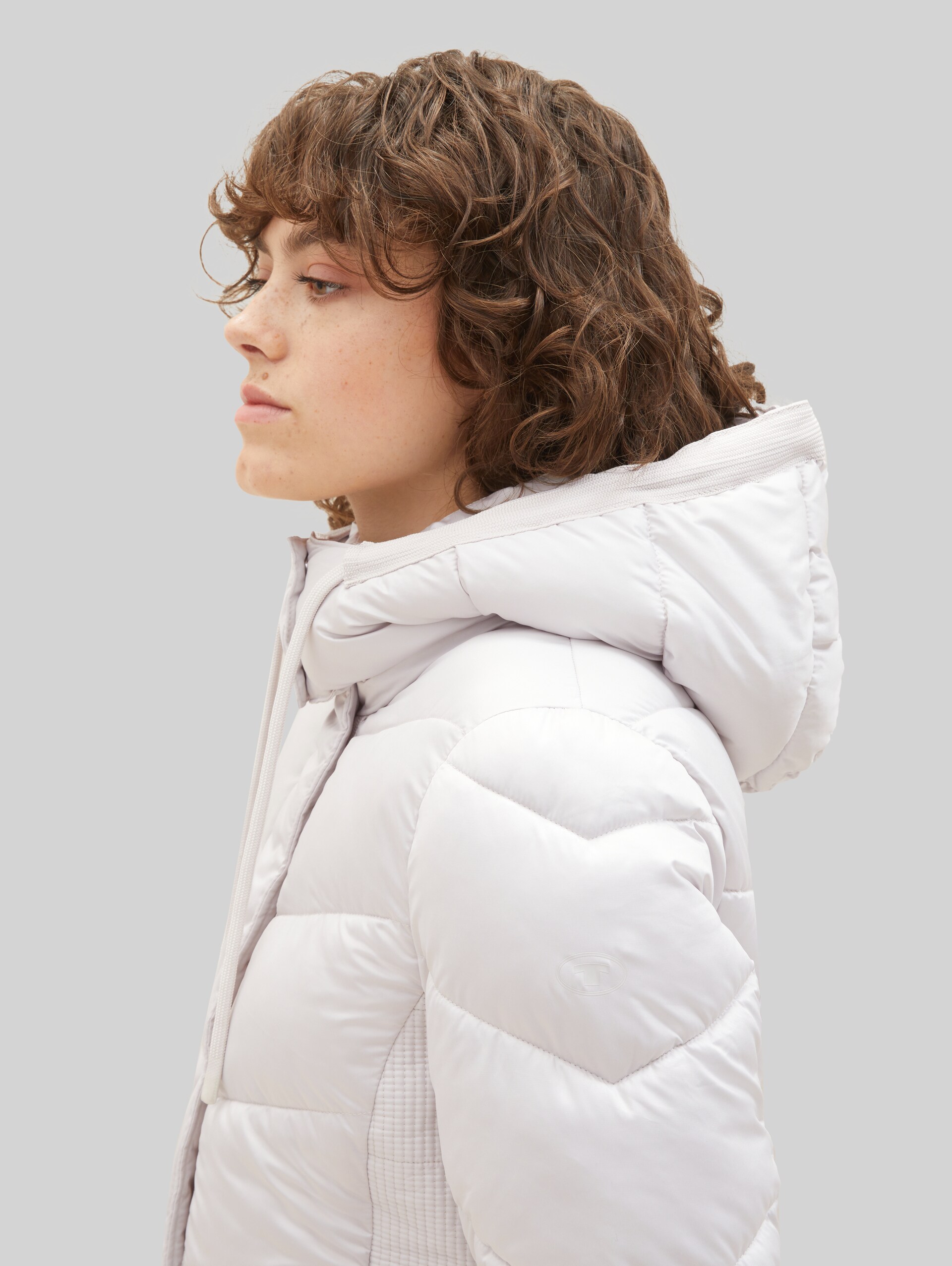 Pufferjacke mit recyceltem Polyester - clouds grey - Detail-Model-Ansicht