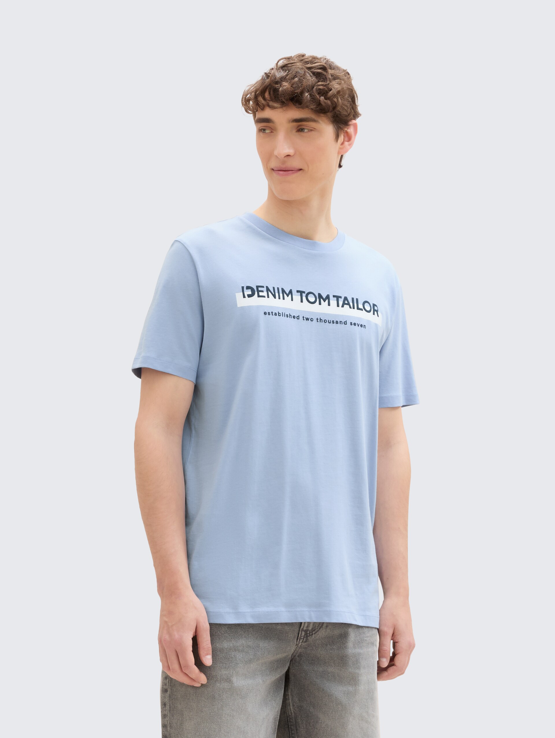 T-shirt met logoprint - Brunnera Blue - Nek model vooraanzicht