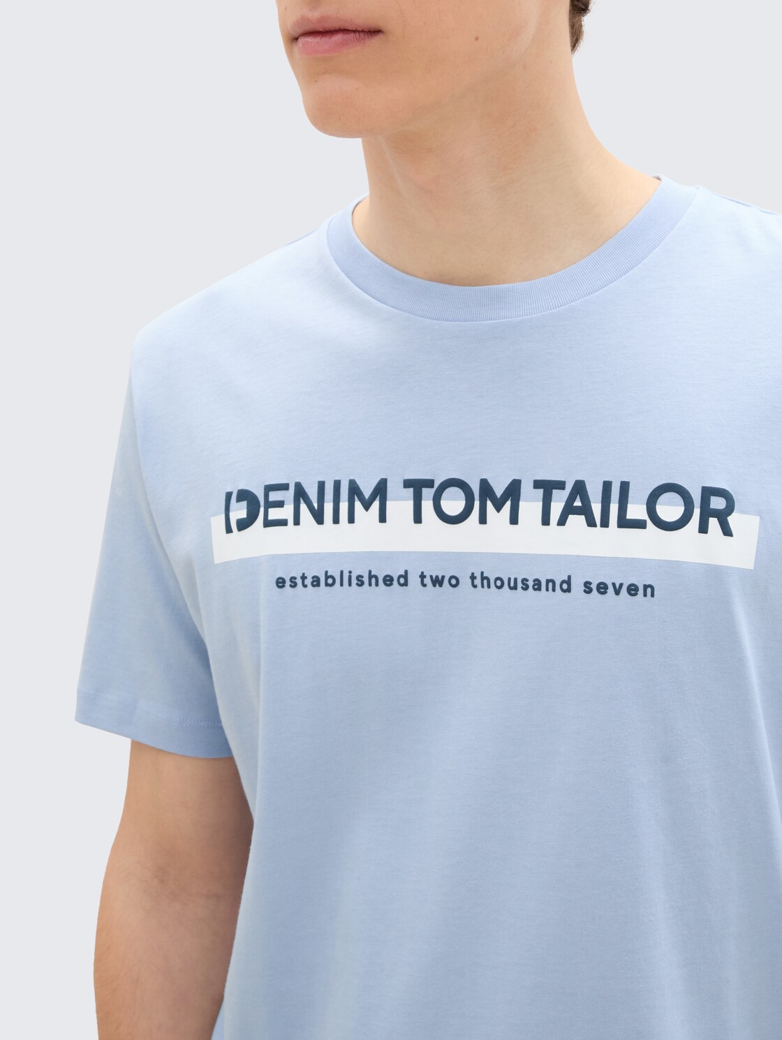 T-Shirt mit Logo-Print - Brunnera Blue - Detail-Model-Ansicht