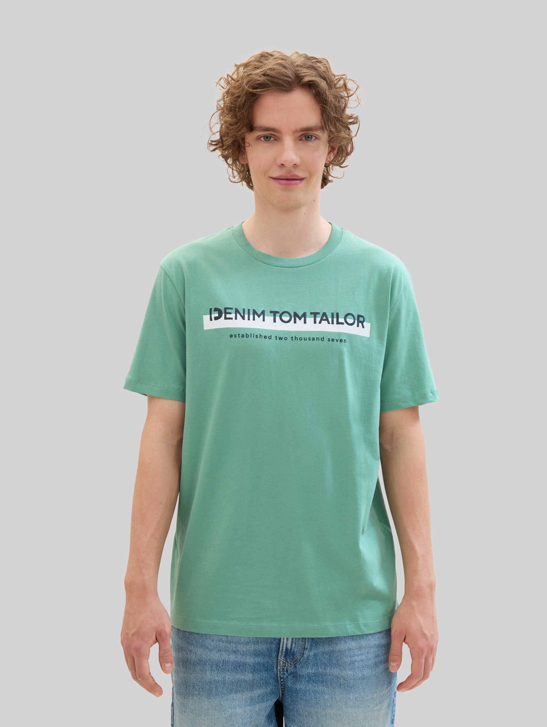 T-shirt with a logo print - Salvia Green - Neckline model front view