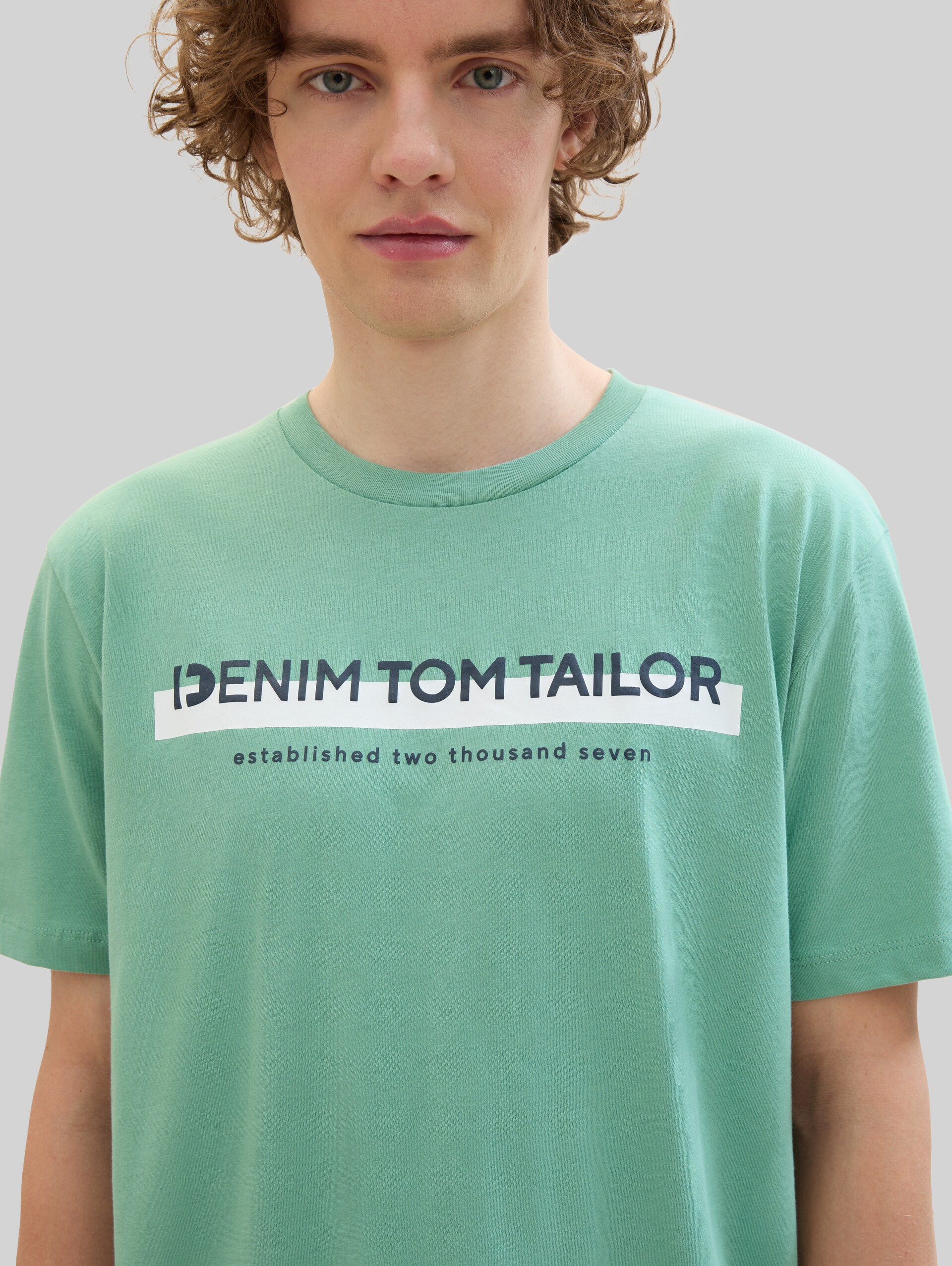 T-shirt with a logo print - Salvia Green - Detail model view