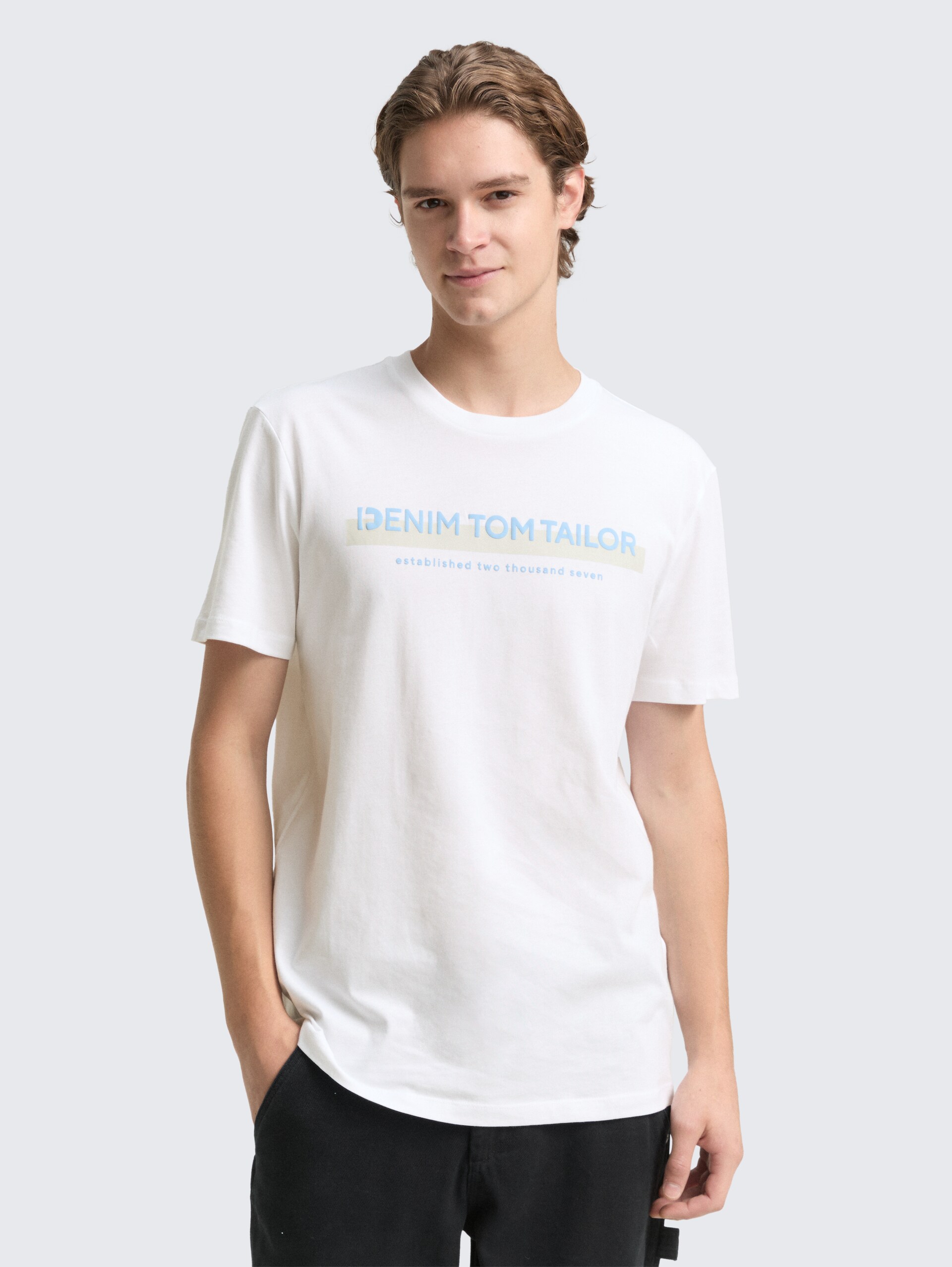 T-Shirt mit Logo-Print - White - Ausschnitt Model-Vorderansicht