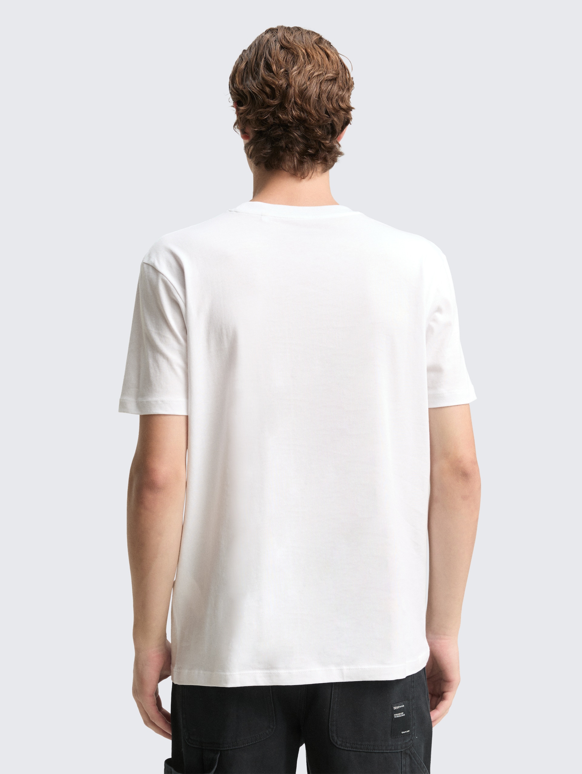 T-Shirt mit Logo-Print - White - Auschnitt Model-Rückansicht