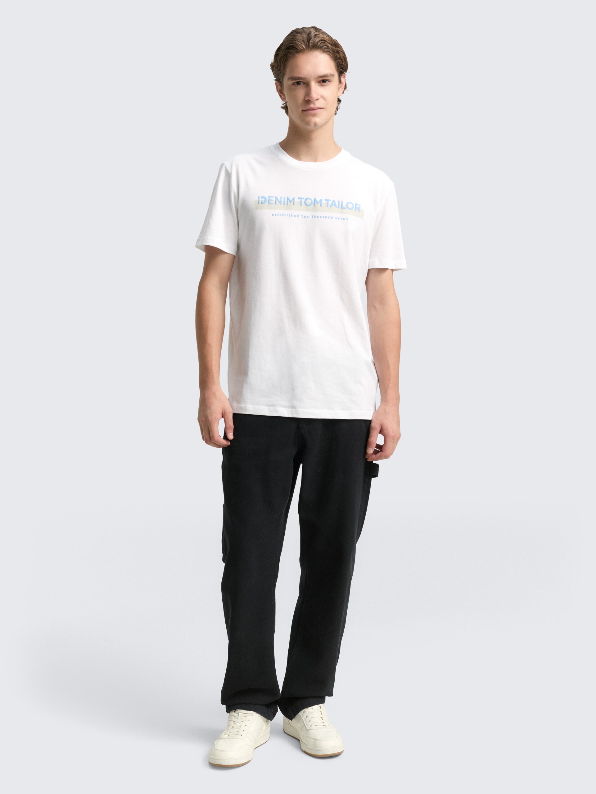 T-Shirt mit Logo-Print - White - Model-Vorderansicht