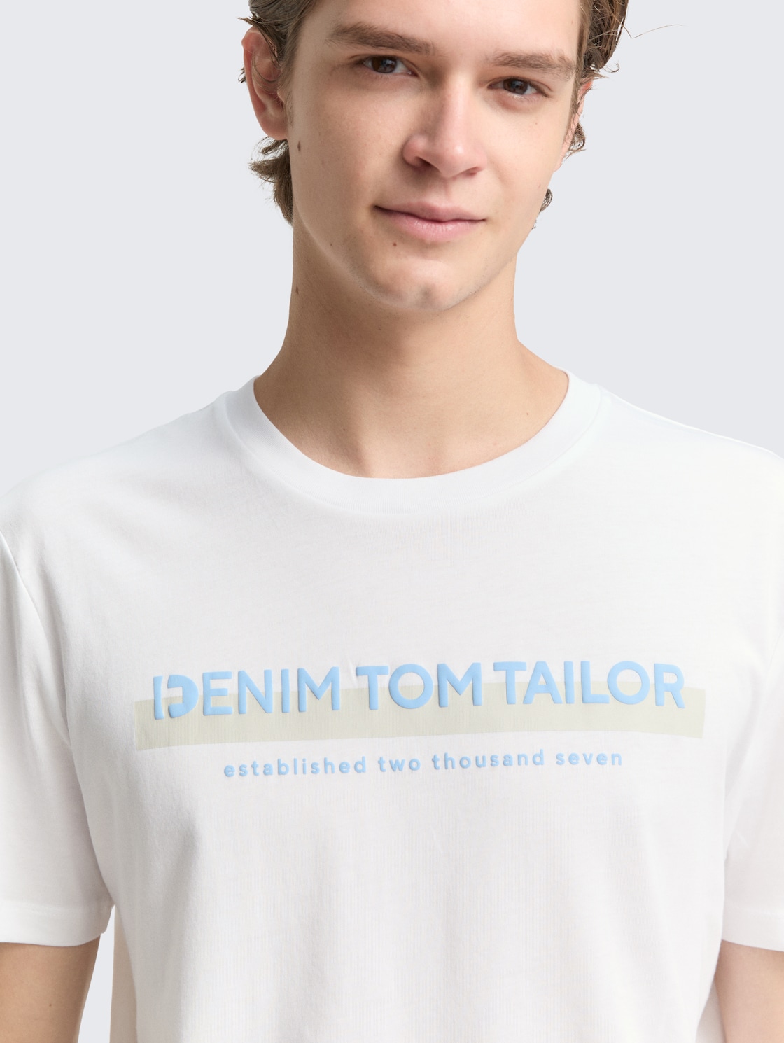 T-Shirt mit Logo-Print - White - Detail-Model-Ansicht