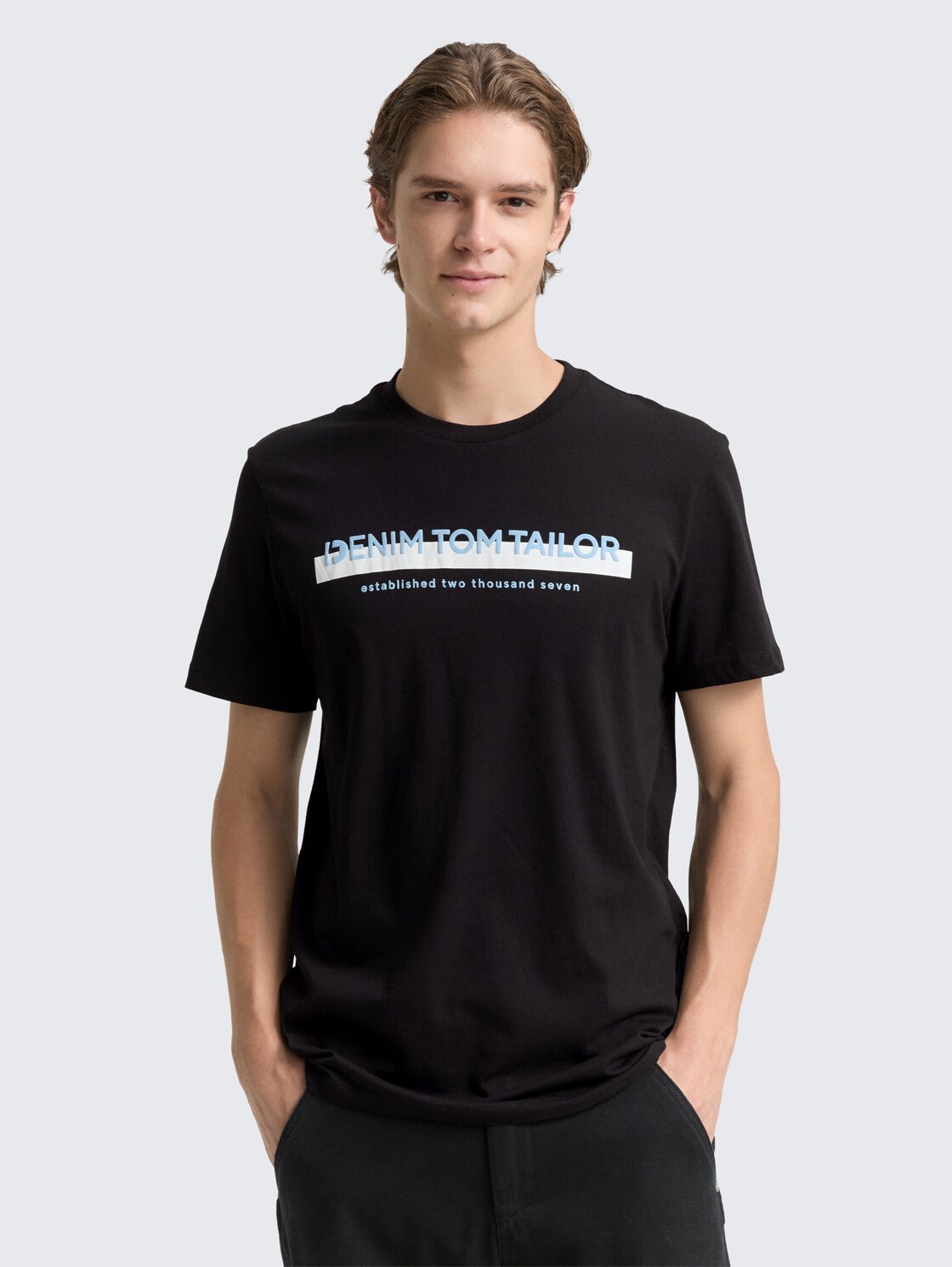 T-Shirt mit Logo-Print - Black - Ausschnitt Model-Vorderansicht